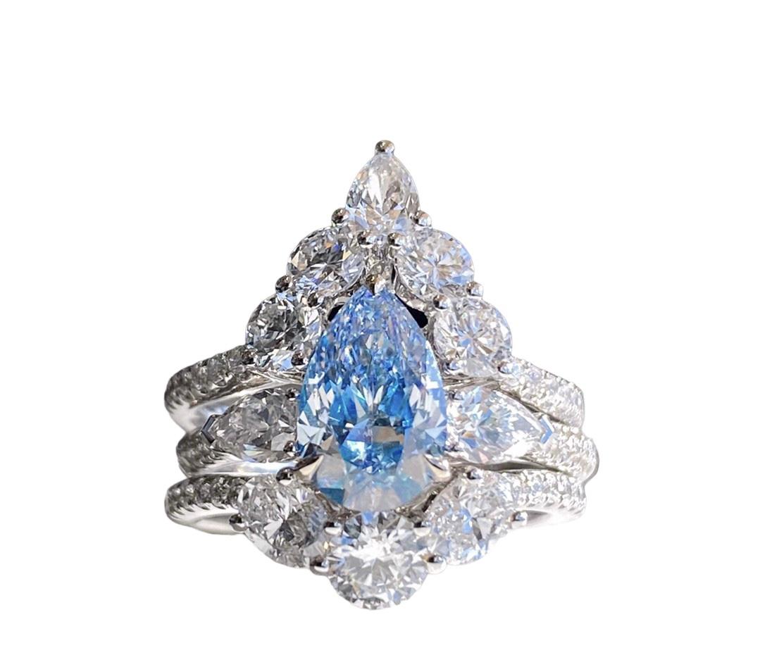 Moderniste GIA Certified Pear Cut Blue Diamond Triple Band 3 Stone Wedding Ring (anneau de mariage à 3 pierres) en vente