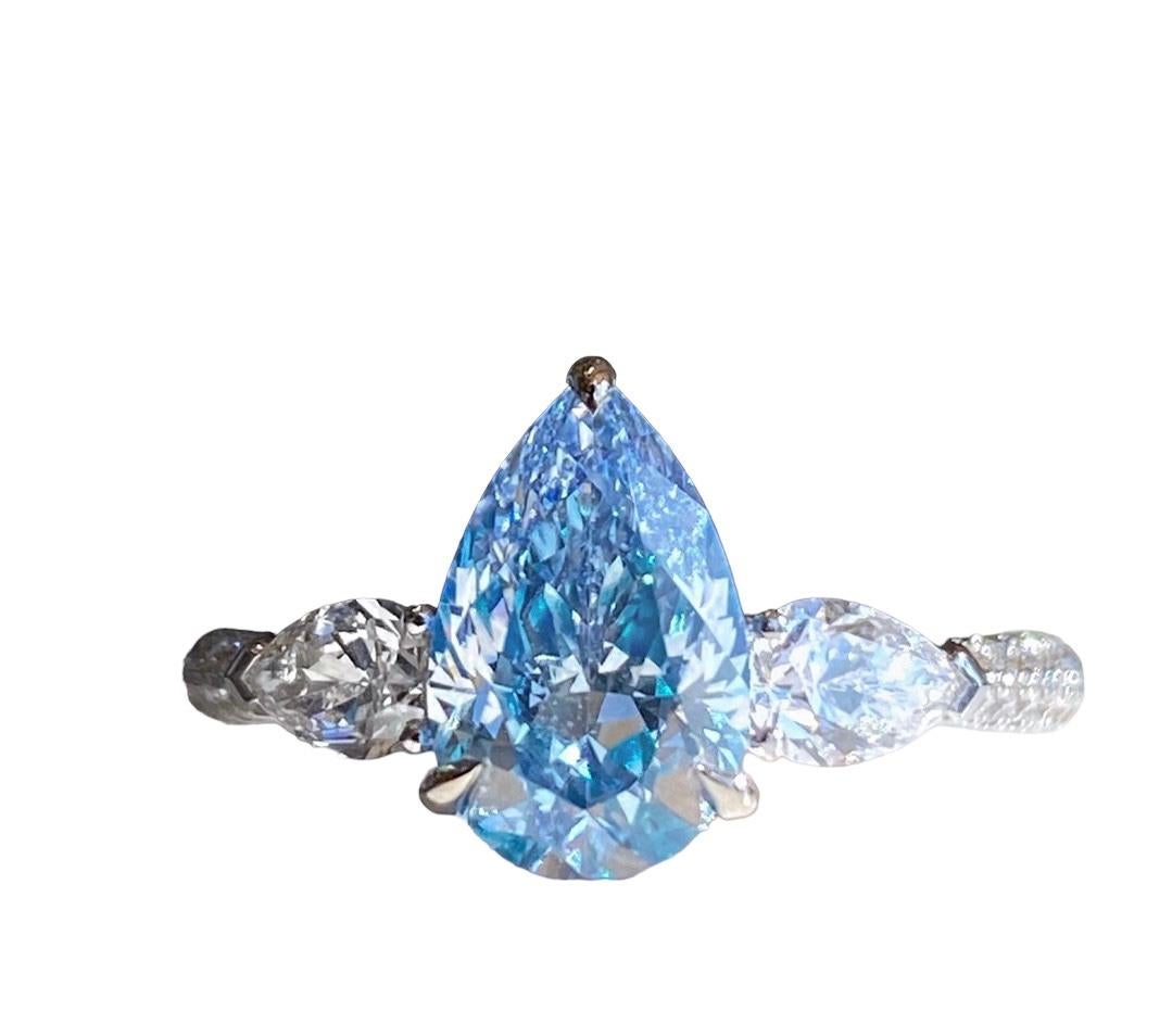 Taille poire GIA Certified Pear Cut Blue Diamond Triple Band 3 Stone Wedding Ring (anneau de mariage à 3 pierres) en vente