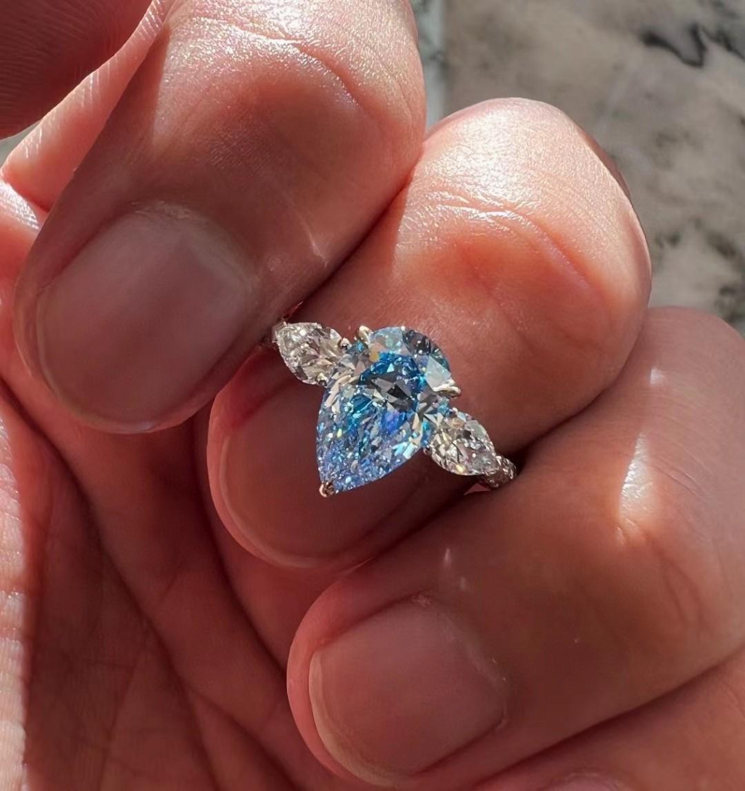 GIA Certified Pear Cut Blue Diamond Triple Band 3 Stone Wedding Ring (anneau de mariage à 3 pierres) Pour femmes en vente
