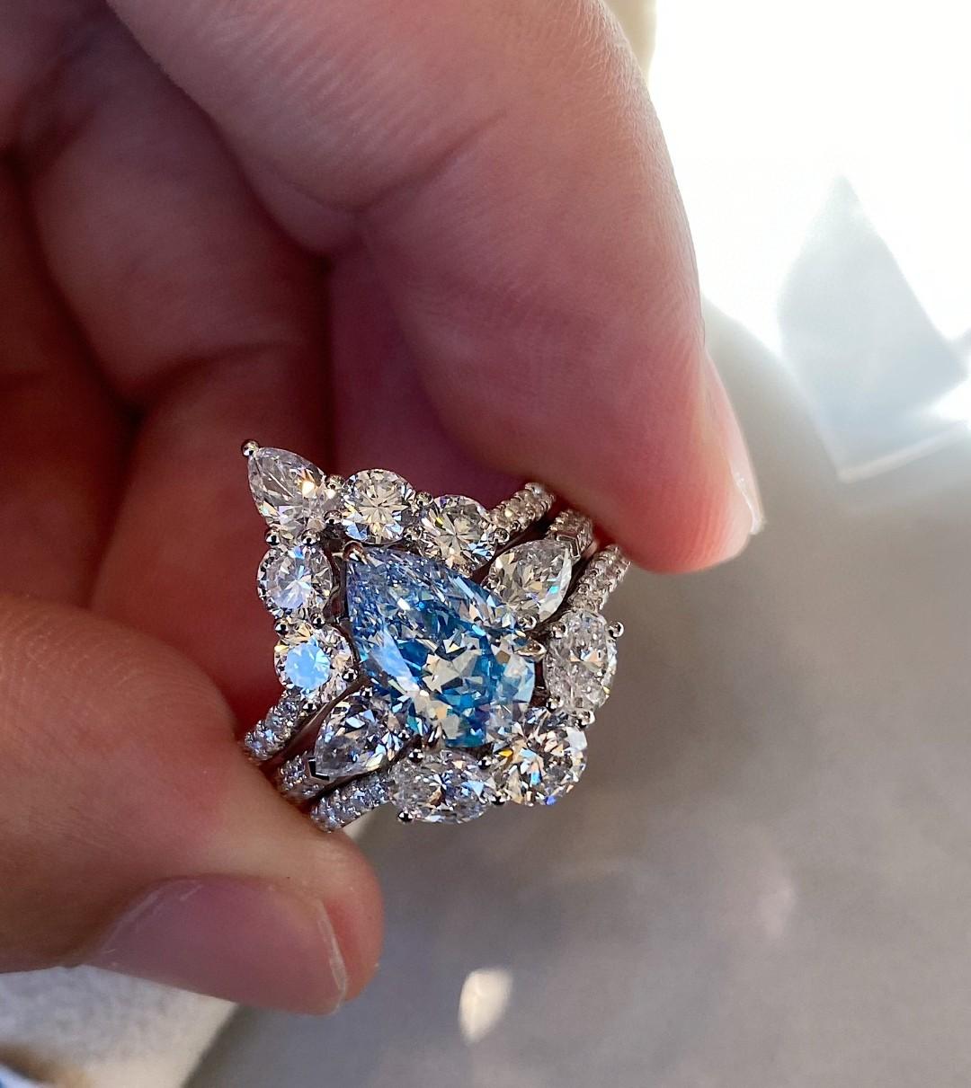GIA Certified Pear Cut Blue Diamond Triple Band 3 Stone Wedding Ring (anneau de mariage à 3 pierres) en vente 1