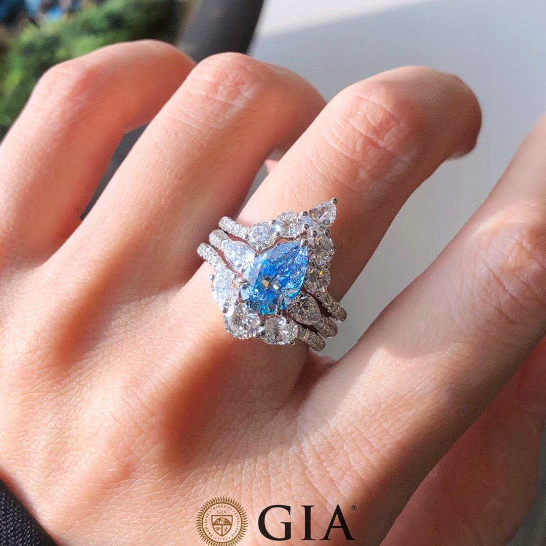 GIA Certified Pear Cut Blue Diamond Triple Band 3 Stone Wedding Ring (anneau de mariage à 3 pierres) en vente 2