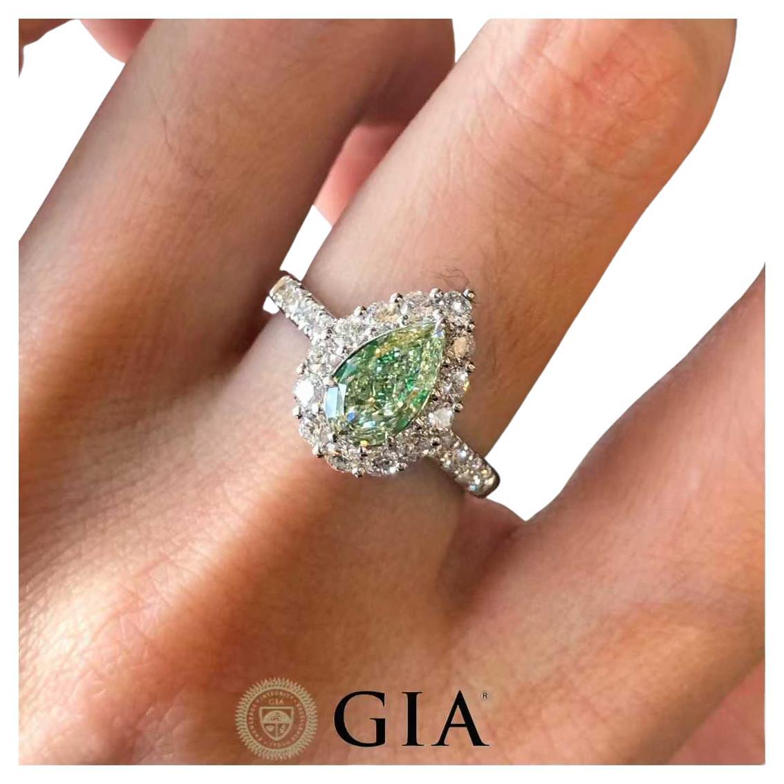 Anello di diamanti verdi con taglio a pera e diamanti bianchi a raggiera, certificato GIA - Whiting