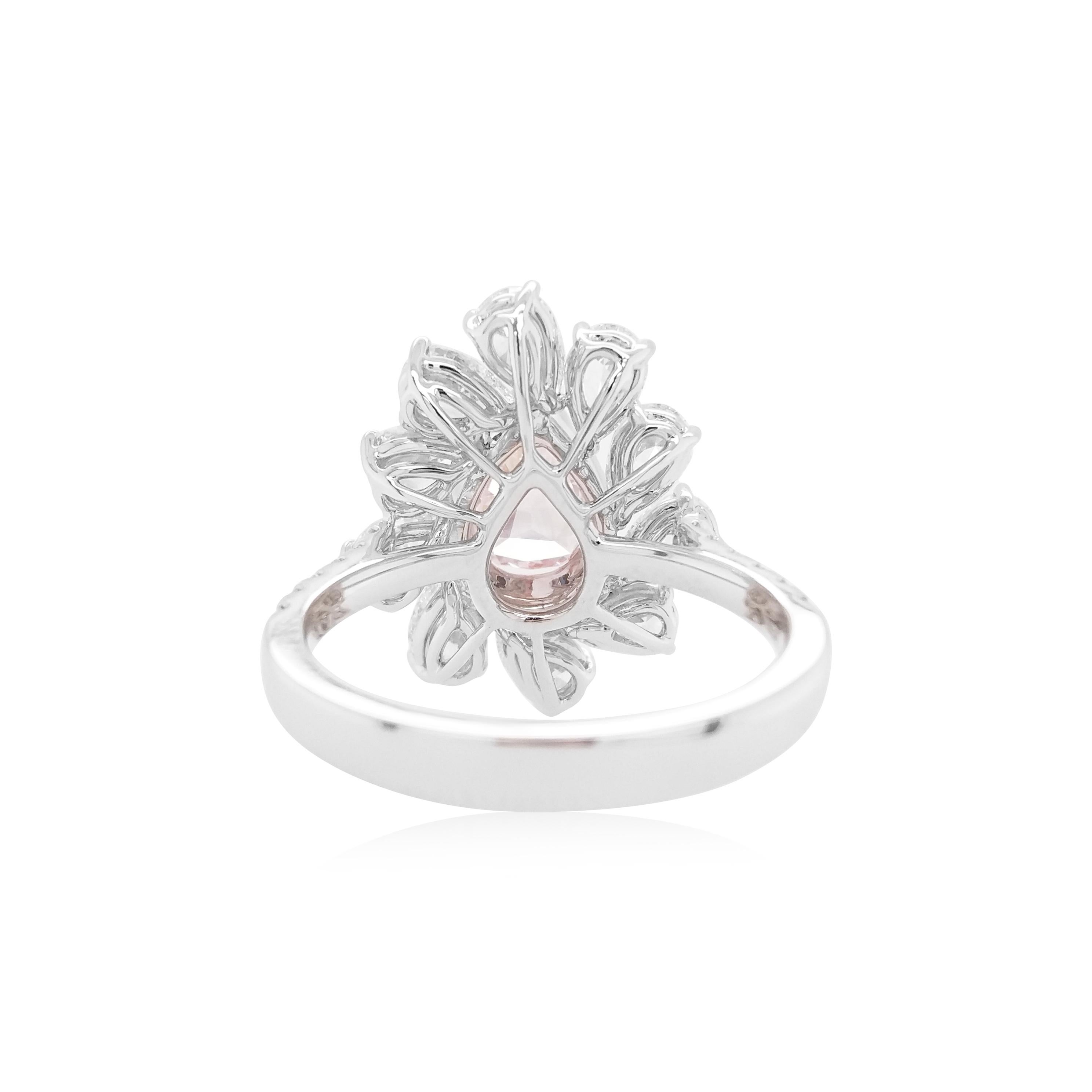 Uno splendido anello in oro 18 carati con un raro diamante Natural Fancy Pink con taglio a pera certificato GIA, elegantemente abbinato a un diamante bianco con taglio a pera. Un sofisticato equilibrio di rarità e brillantezza, realizzato per