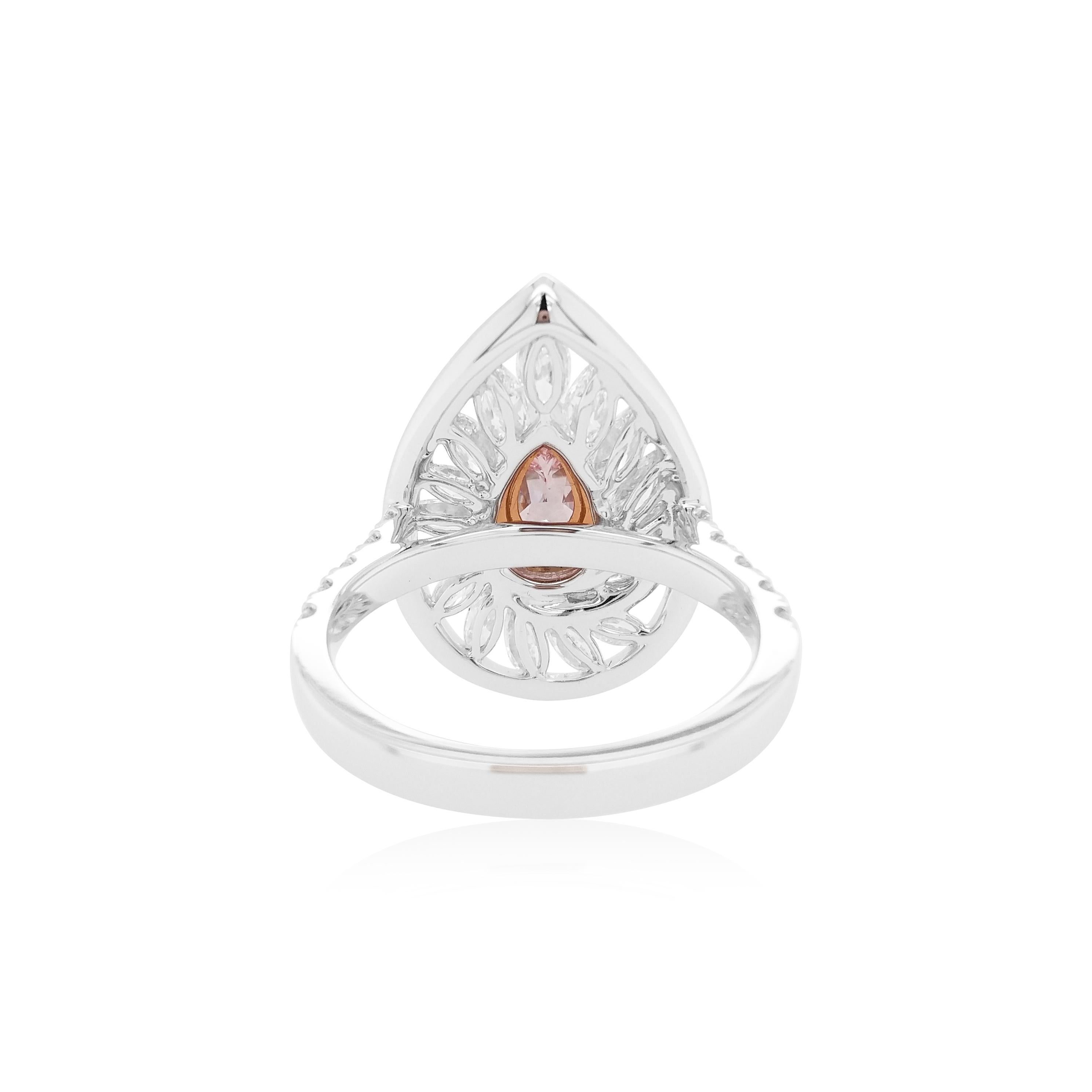 Una fusione mozzafiato di eleganza e rarità: questo anello presenta un diamante rosa con taglio a pera certificato GIA come fulcro, accentuato da scintillanti diamanti bianchi con taglio a marquise in un brillante oro 18 carati. 
Perfetto per un