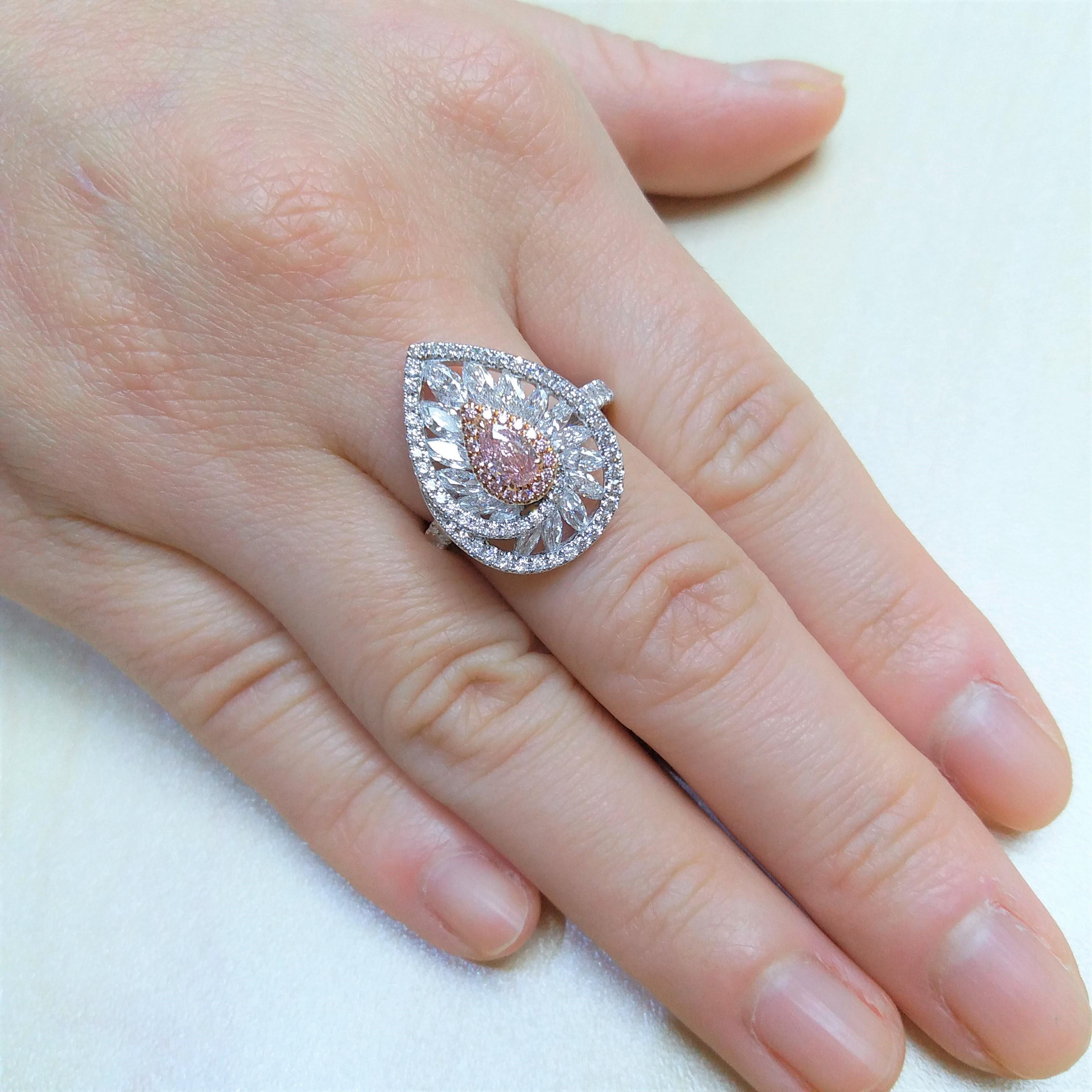 Anello in oro 18 carati con diamante rosa taglio pera e diamante bianco taglio marquise certificato GIA In condizioni Nuovo in vendita a Hong Kong, HK