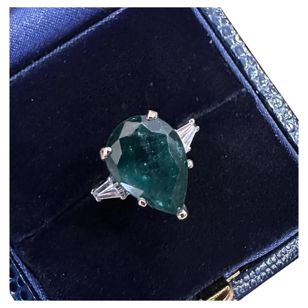 GIA-zertifizierter birnenförmiger Smaragdring aus Platin mit 5,96 Karat und Diamanten im Angebot