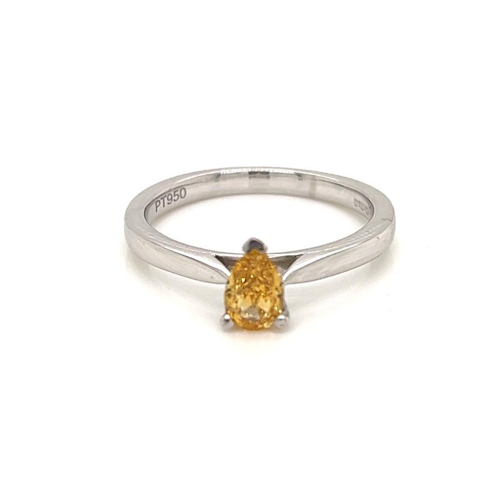 GIA-zertifizierter birnenförmiger Platin- Solitär-Ring mit 0,5 Karat gelbem Diamant

Im Zentrum dieser zeitlosen Schönheit steht ein GIA-zertifizierter gelber Naturdiamant von 0,5 Karat. Dieser verführerische Edelstein ist in einer Krallenfassung