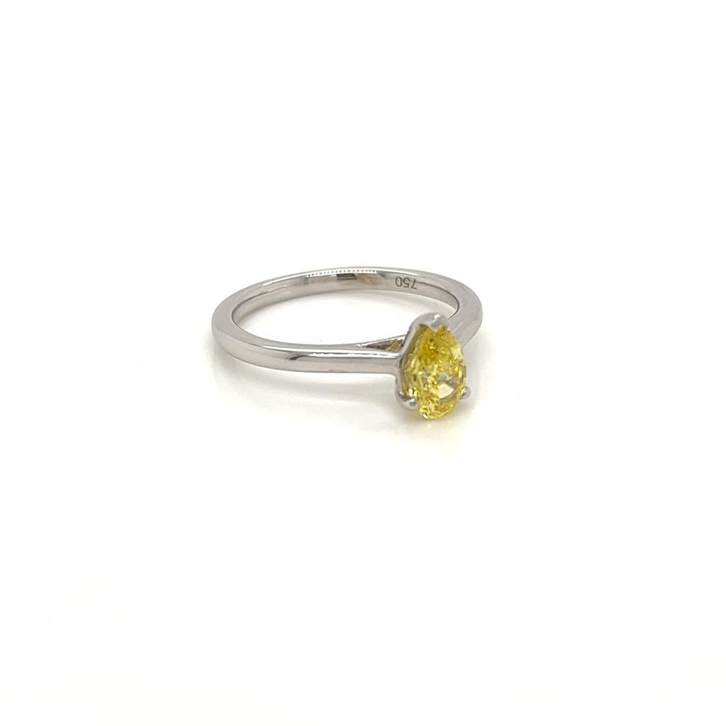 GIA Certified Pear shape 0.7 Carat Yellow Diamond Platinum Solitaire Ring In New Condition For Sale In London, GB