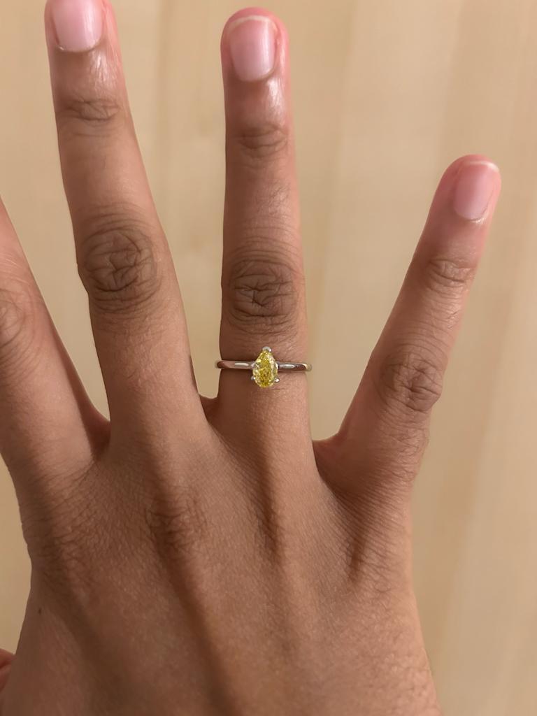 Anillo solitario de platino con diamante amarillo de 0.7 quilates en forma de pera certificado por el GIA en venta 1