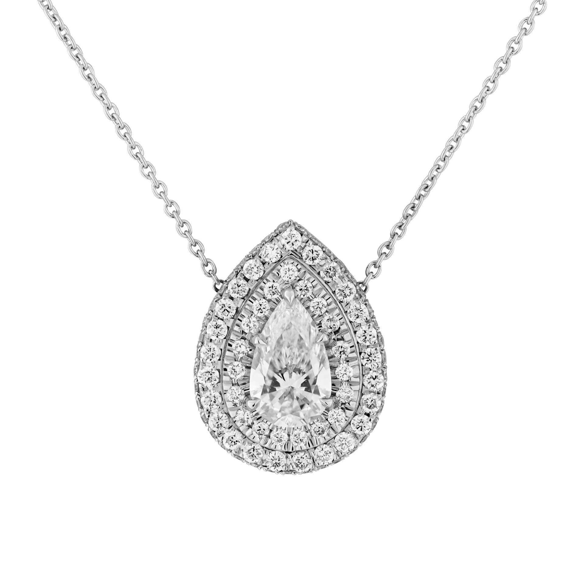Un classico senza tempo!
Bellissimo ciondolo con diamante a forma di pera con 2 file di diamanti bianchi a raggiera per evidenziare la bellezza della pietra, per un totale di 0,54 carati di diamanti rotondi a taglio brillante montati in platino950