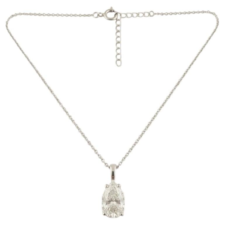 Collier avec pendentif solitaire orné d'un diamant taille poire certifié par le GIA