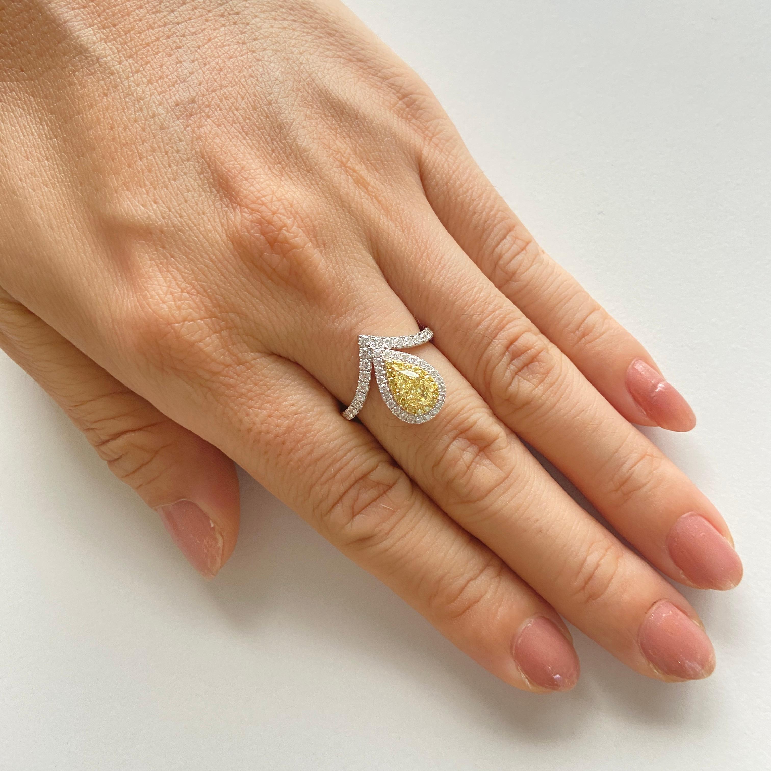 Anillo de oro de 18 quilates con diamante amarillo de fantasía y diamante blanco en forma de pera certificado por el GIA Art Decó en venta