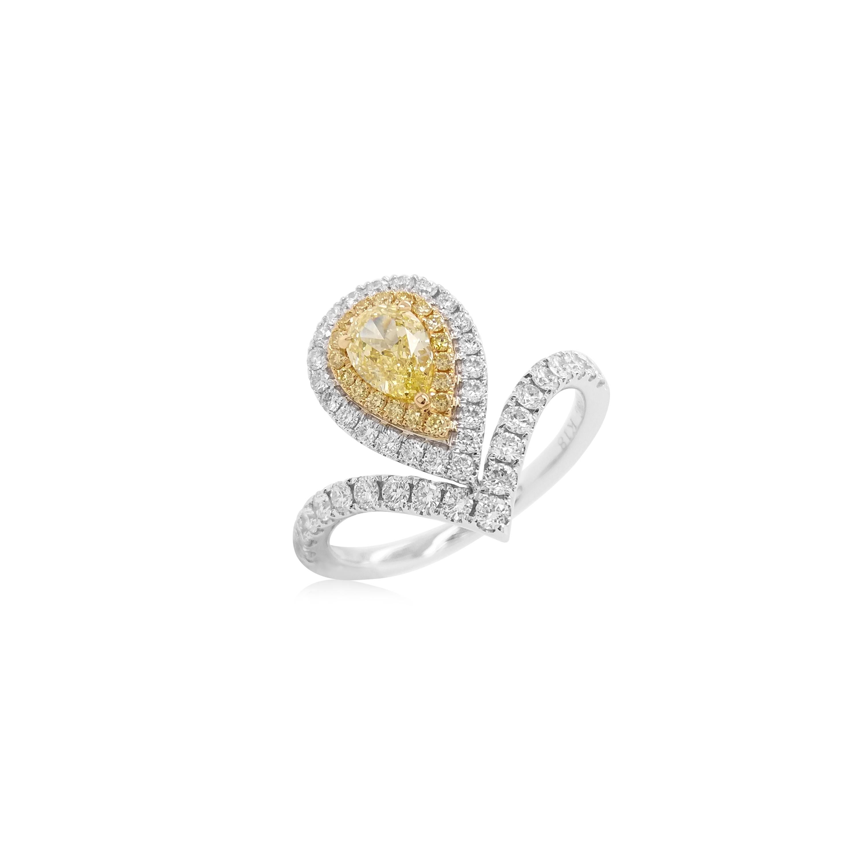 Anillo de oro de 18 quilates con diamante amarillo de fantasía y diamante blanco en forma de pera certificado por el GIA en Nuevo estado para la venta en Hong Kong, HK