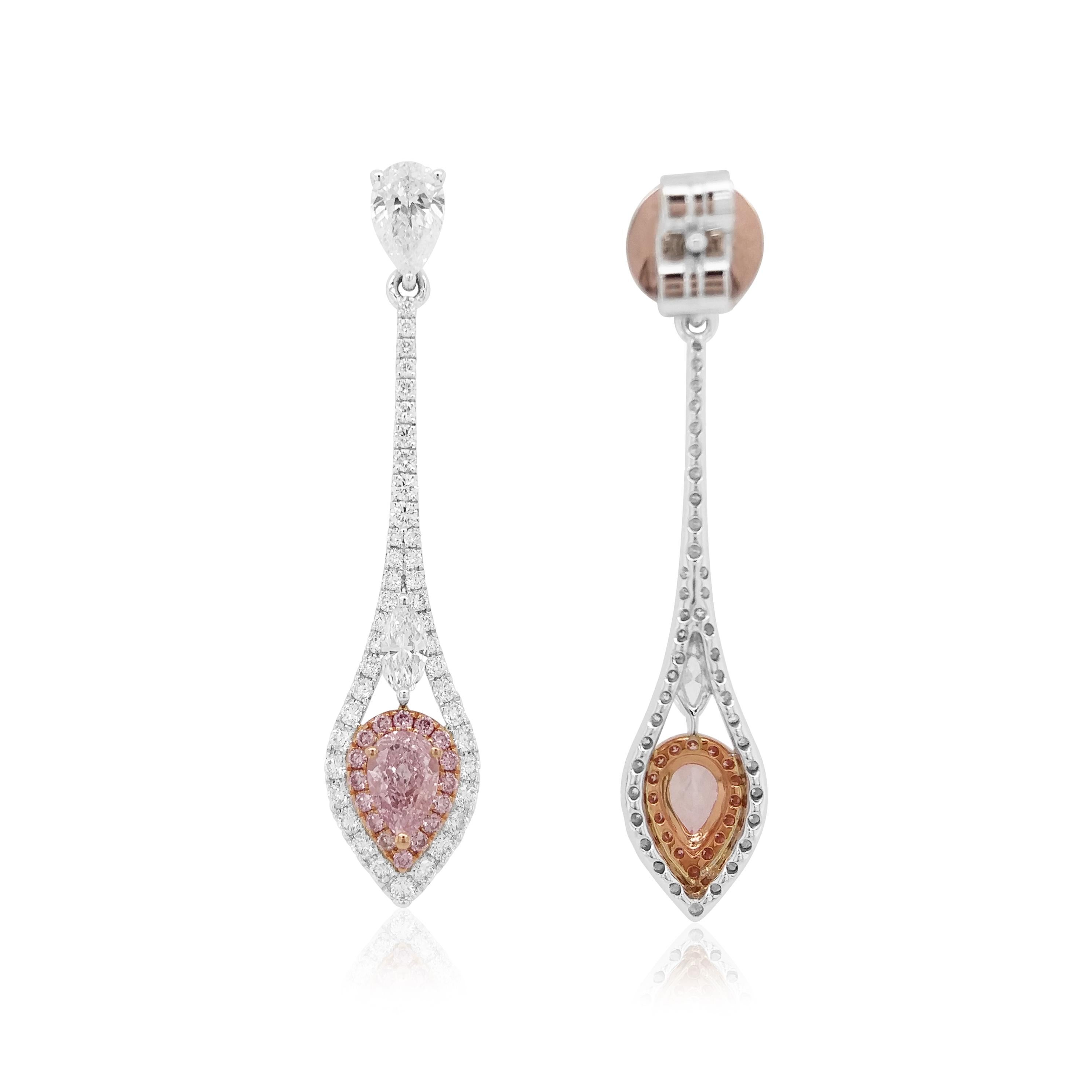 Elégantes et accrocheuses, ces boucles d'oreilles pendantes sont ornées de diamants roses en forme de poire, au charme féminin, associés à des diamants blancs brillants pour un contraste éblouissant. Parfaites pour ajouter une touche de glamour à