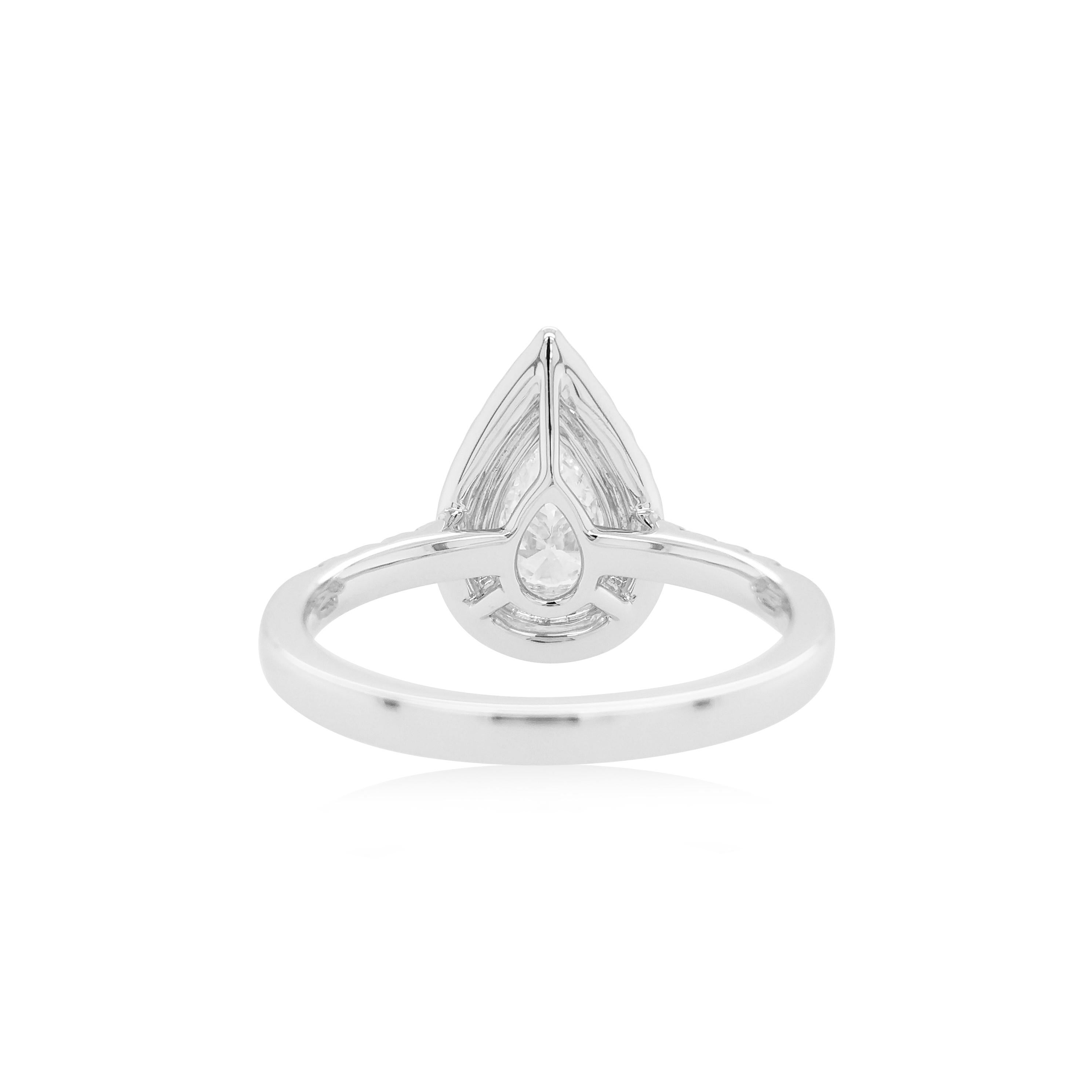 Un affascinante anello con diamante bianco e diamante rosa a forma di pera certificato GIA e realizzato a mano in oro 18 carati. Al centro, un luminoso diamante bianco con taglio a pera scintilla con purezza e grazia, incorniciato da rari diamanti