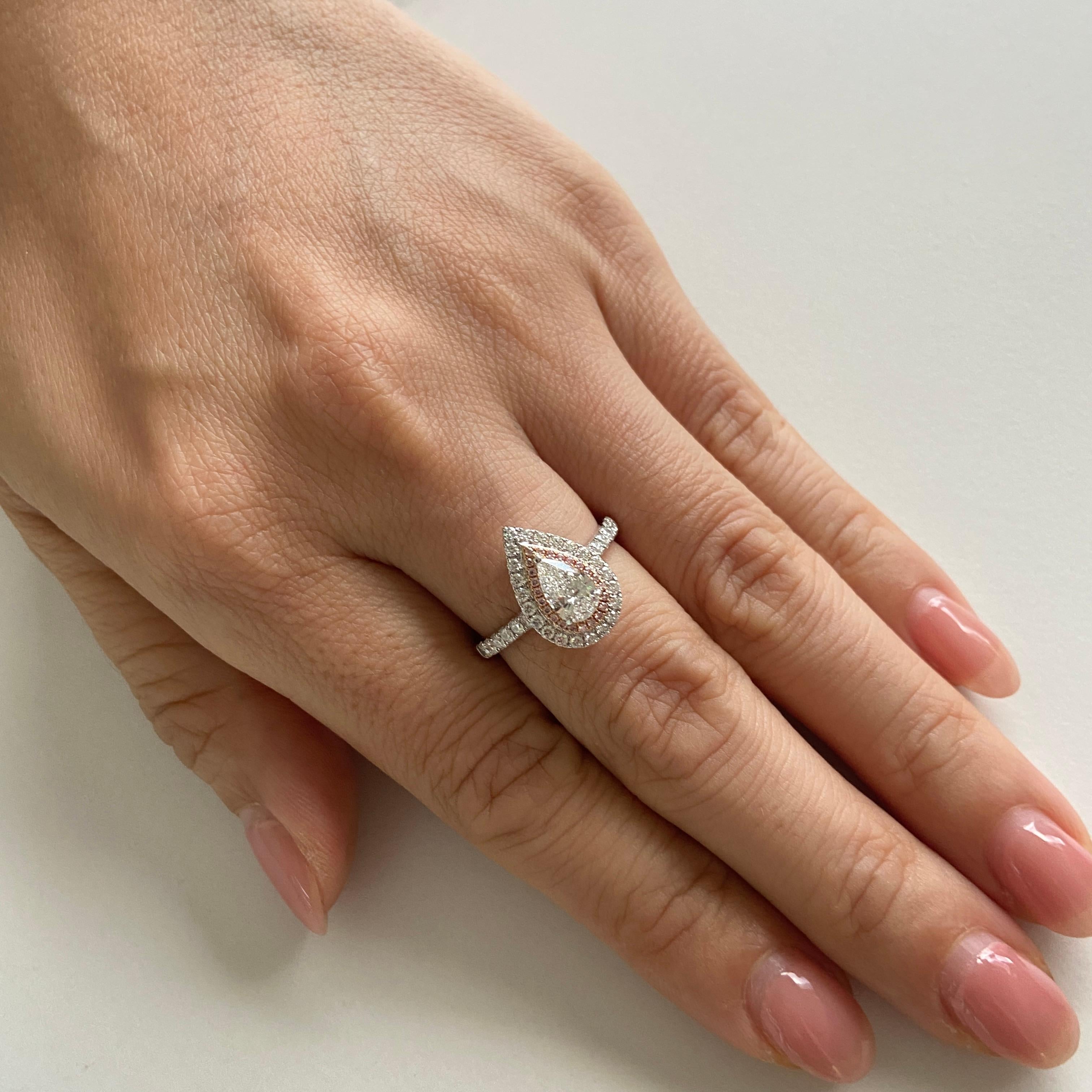 Taglio a goccia Anello con diamante bianco naturale e diamante rosa a forma di pera certificato GIA in oro 18 carati in vendita