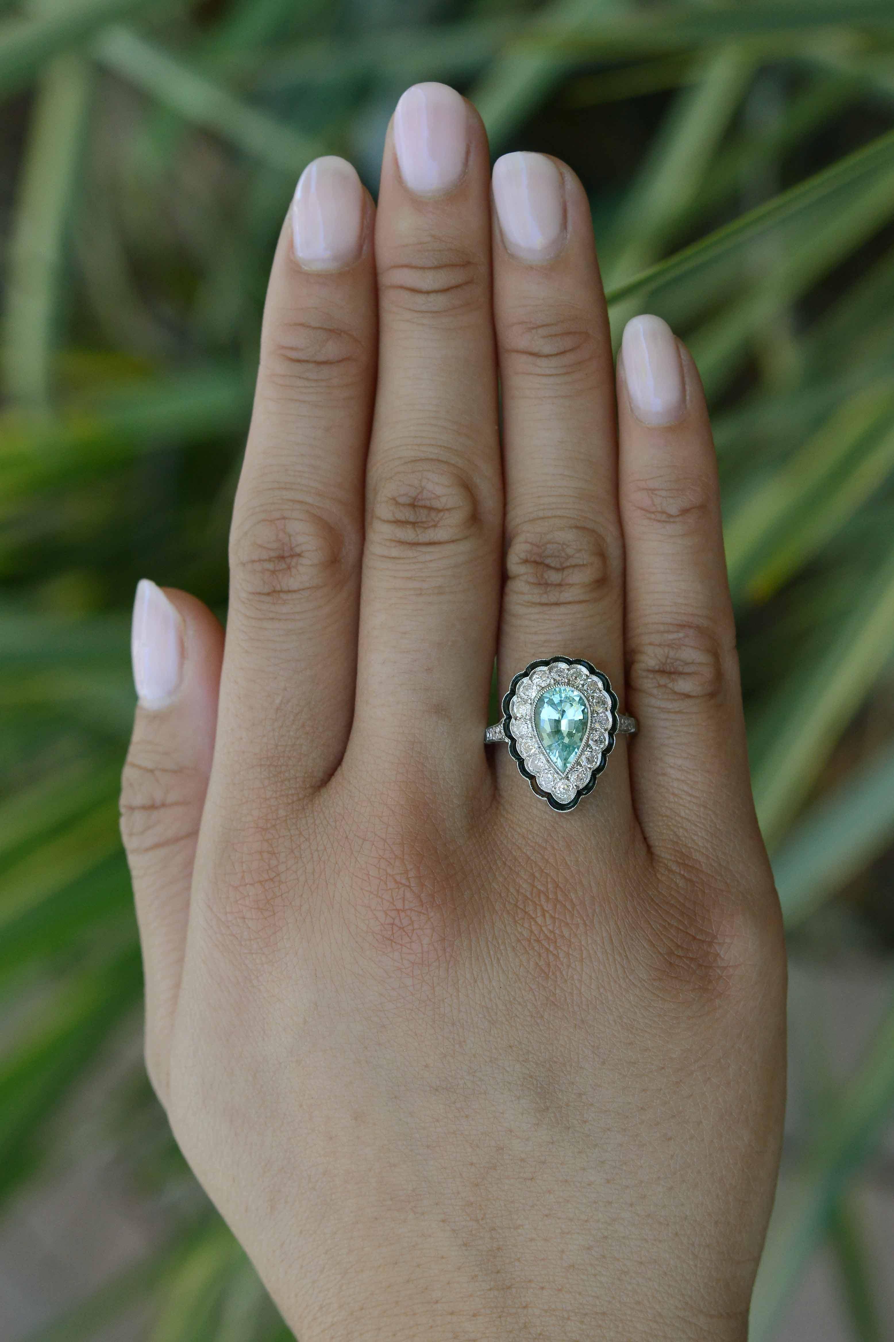 Una increíble turmalina Paraiba en forma de pera compuesta como un precioso anillo de cóctel. Esta gema de 2,12 quilates, certificada por el GIA, posee un color sin igual: un azul neón eléctrico de espuma de mar, parecido a un iceberg de ensueño. Un