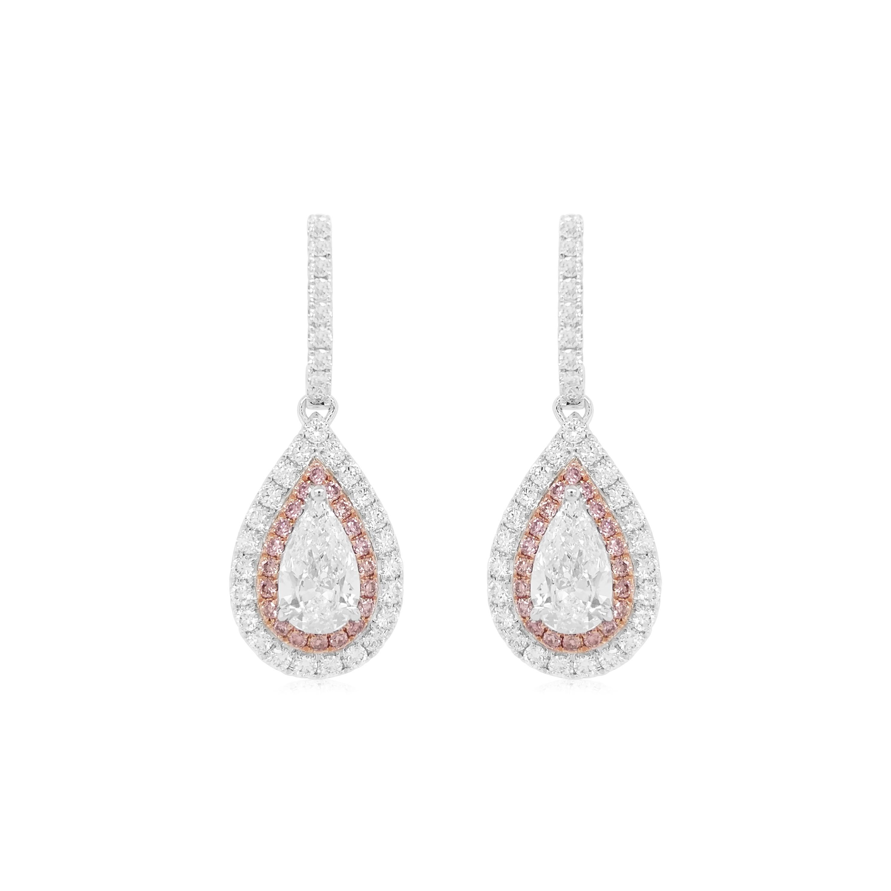 Bellissimi orecchini con diamanti bianchi a forma di pera certificati GIA, incastonati con rari Pink Diamond. Questo paio di orecchini è delicato e realizzato con esclusività.

Diamante bianco taglio pera certificato GIA - 1,0 CT
Pink Diamond - 0,16