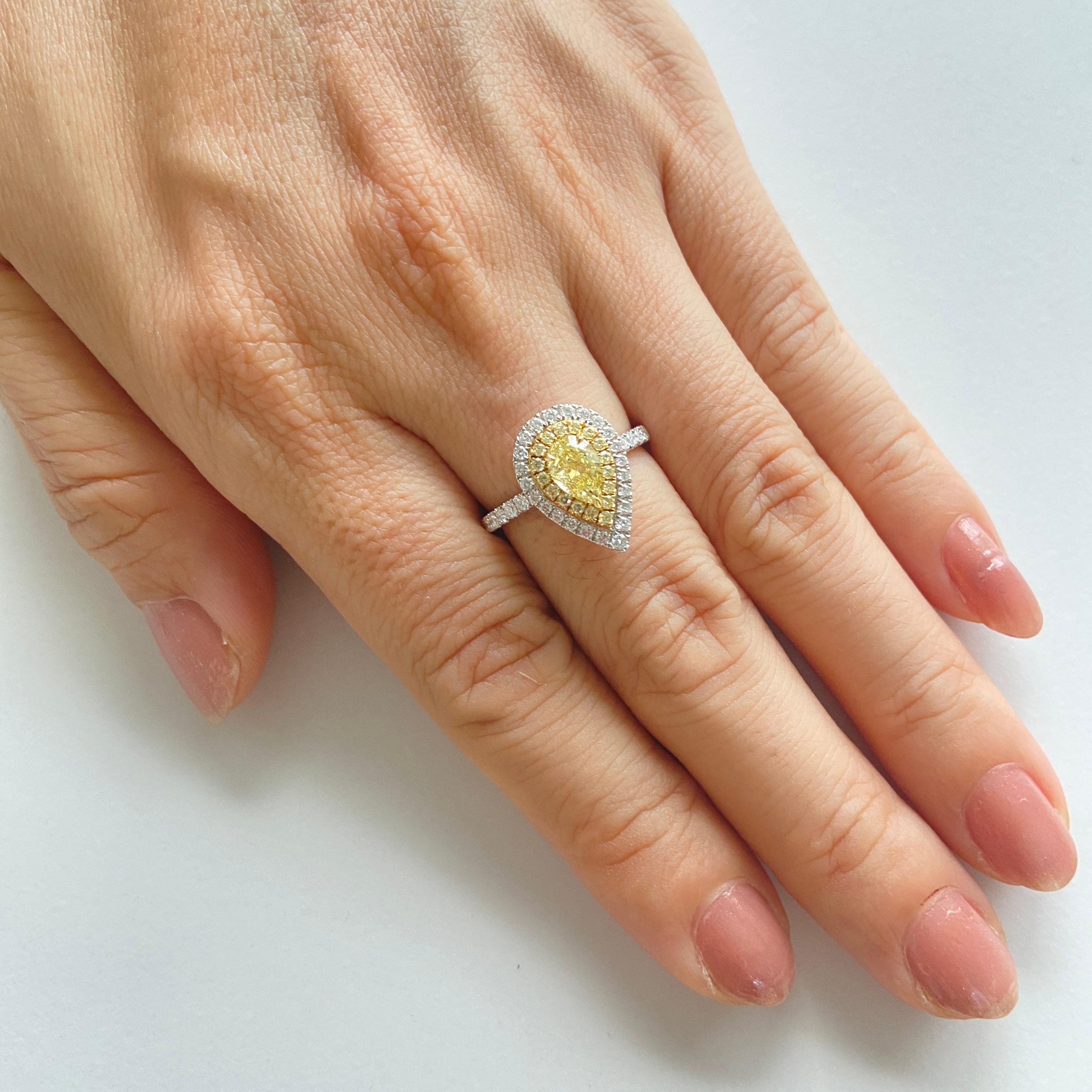 Bague de fiançailles en diamant jaune et diamant blanc 18 carats certifiée GIA en vente 2