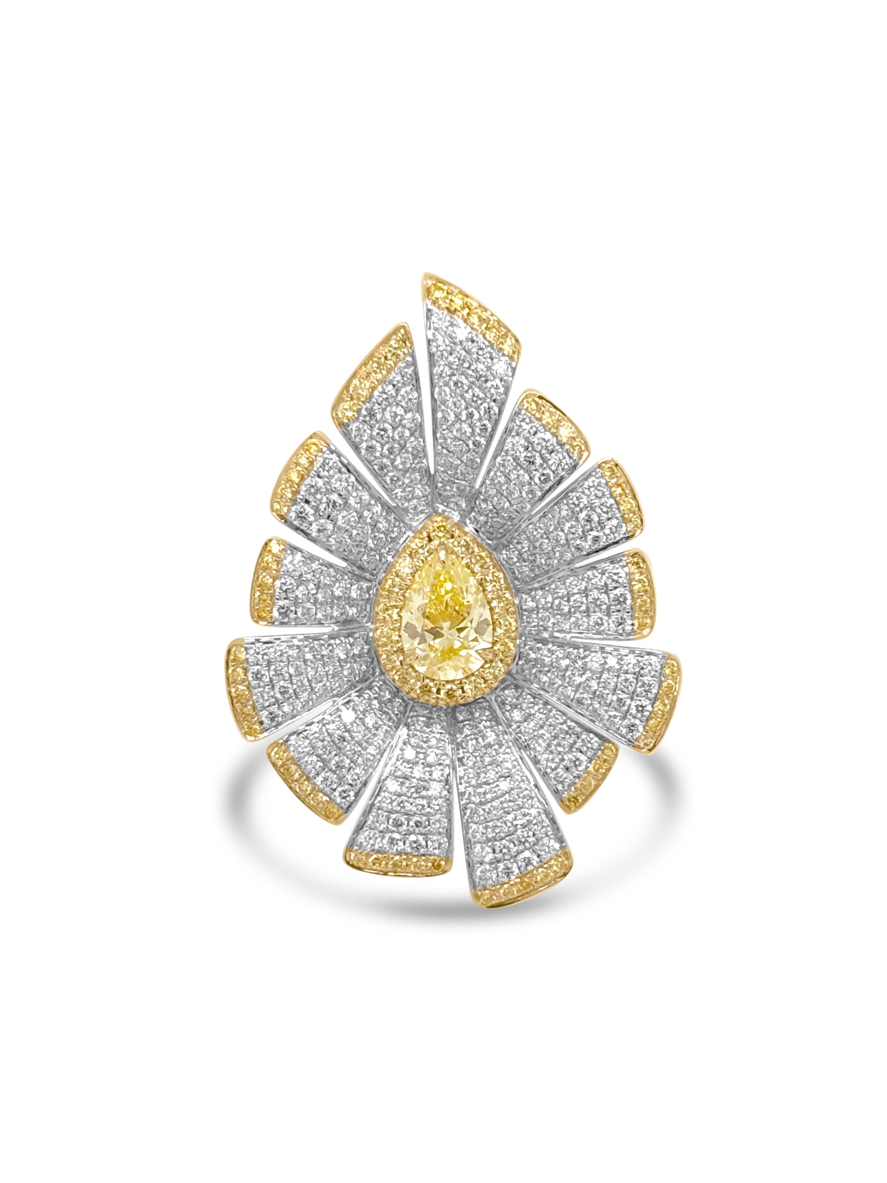 Questo splendido anello certificato GIA mette in mostra un diamante giallo naturale a forma di pera al centro, circondato da diamanti bianchi naturali che formano un grazioso disegno a petalo. Realizzato con eleganza in oro 18 carati, combina
