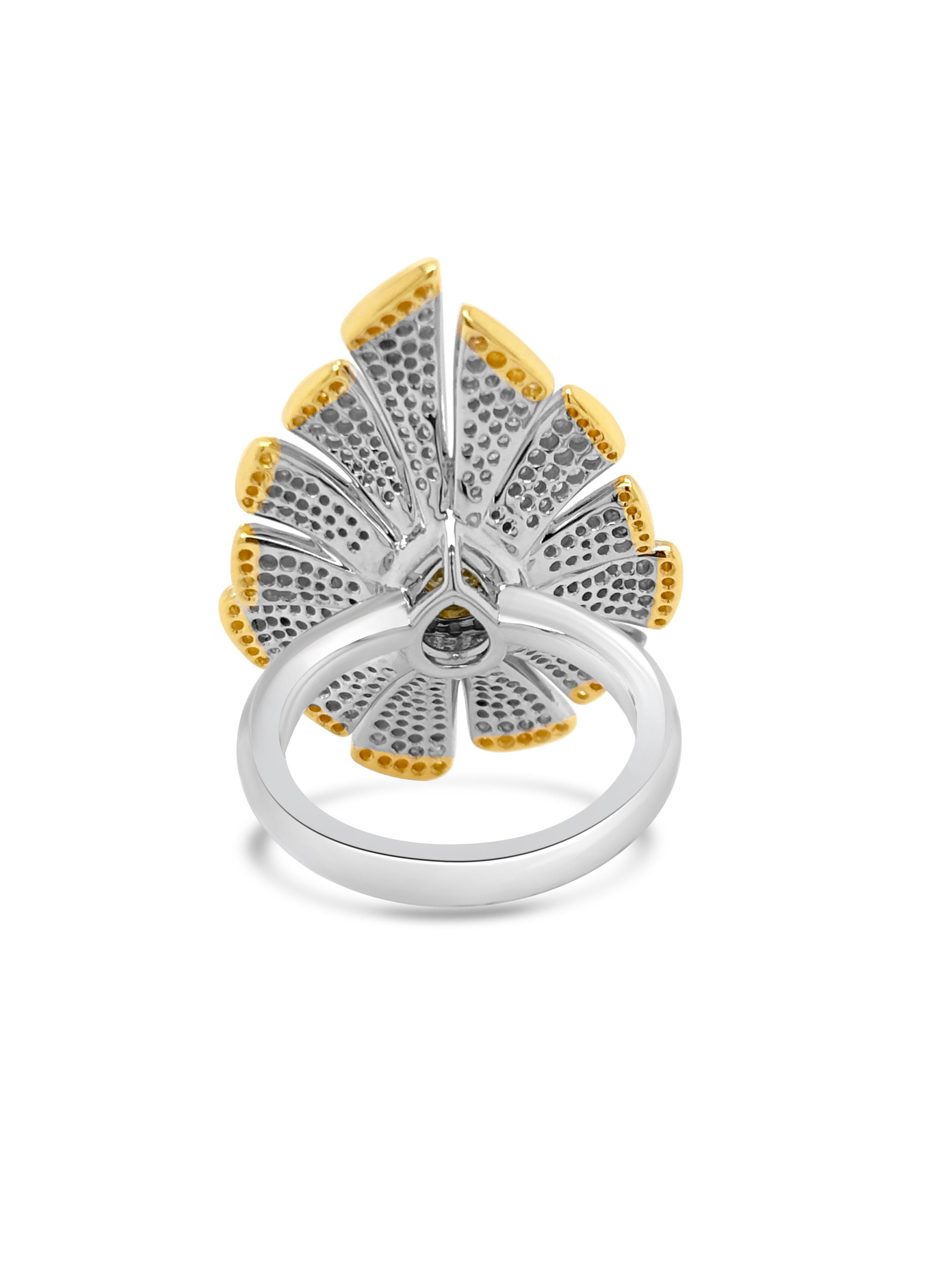 Contemporaneo Anello cocktail floreale con diamante giallo naturale a forma di pera certificato GIA in oro 18 carati in vendita