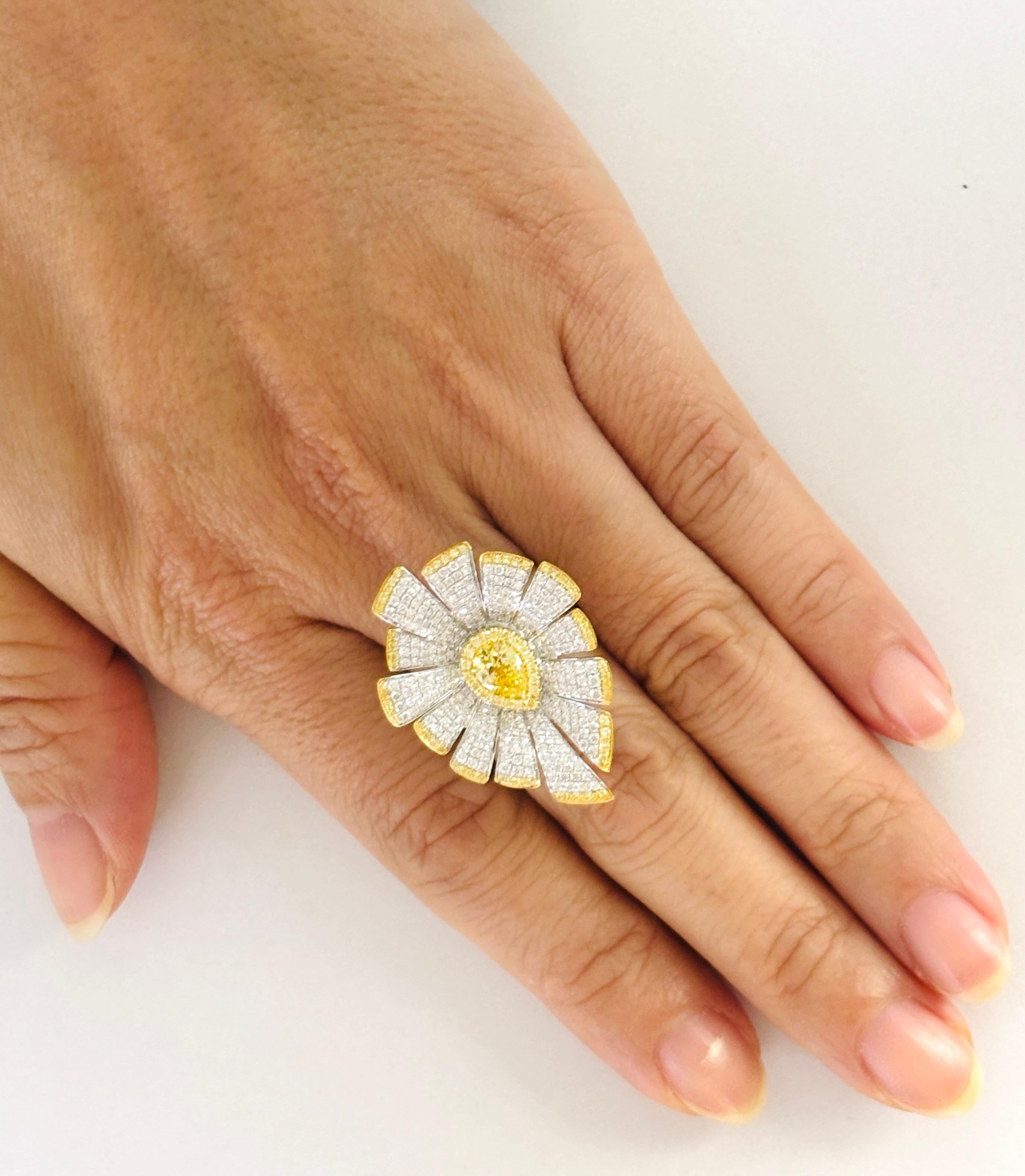 Taglio a goccia Anello cocktail floreale con diamante giallo naturale a forma di pera certificato GIA in oro 18 carati in vendita