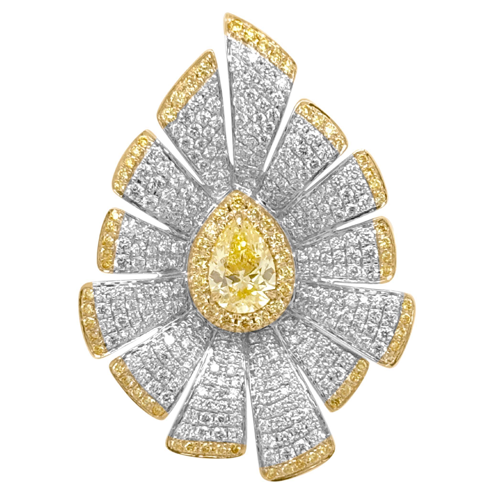 Anello cocktail floreale con diamante giallo naturale a forma di pera certificato GIA in oro 18 carati in vendita