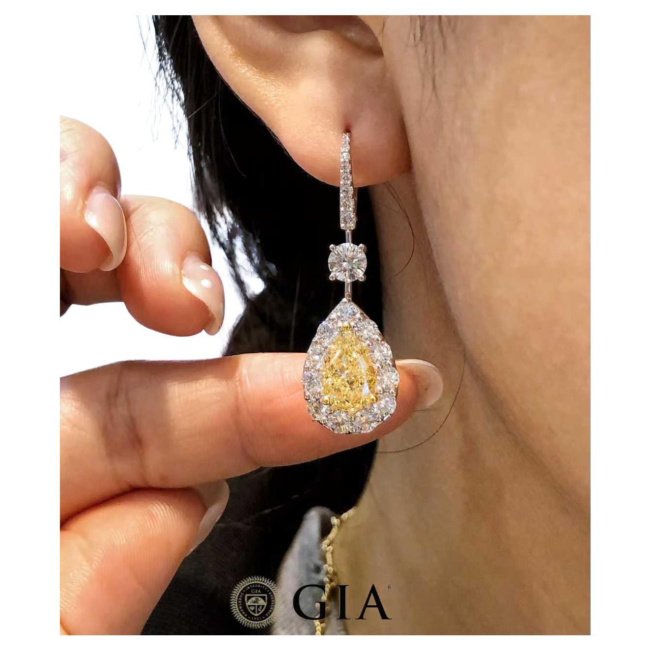 Orecchini a goccia con diamante giallo a forma di pera certificati GIA in vendita