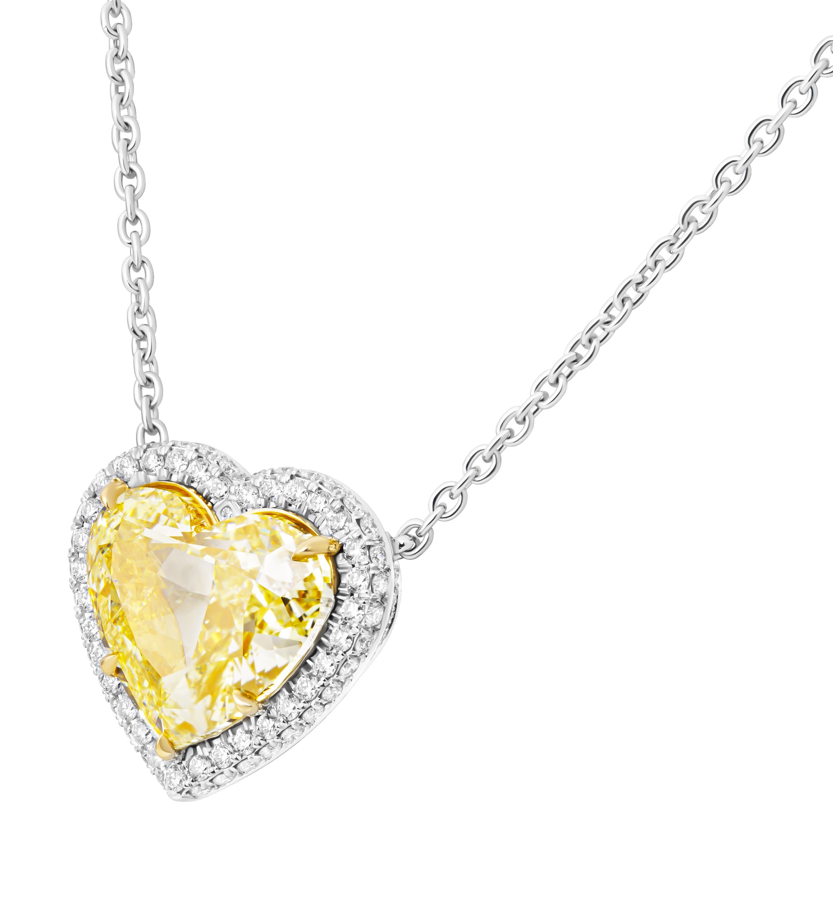 Pendentif certifié GIA avec 10.14ct jaune fantaisie en forme de coeur
Monté en or jaune 18 carats et en platine
La pierre centrale est : 10.14ct Fancy Yellow SI2 GIA#6234338840
Incrustation de pave (couleur F/G et clarté VS) totalisant 0.85ct
Sur