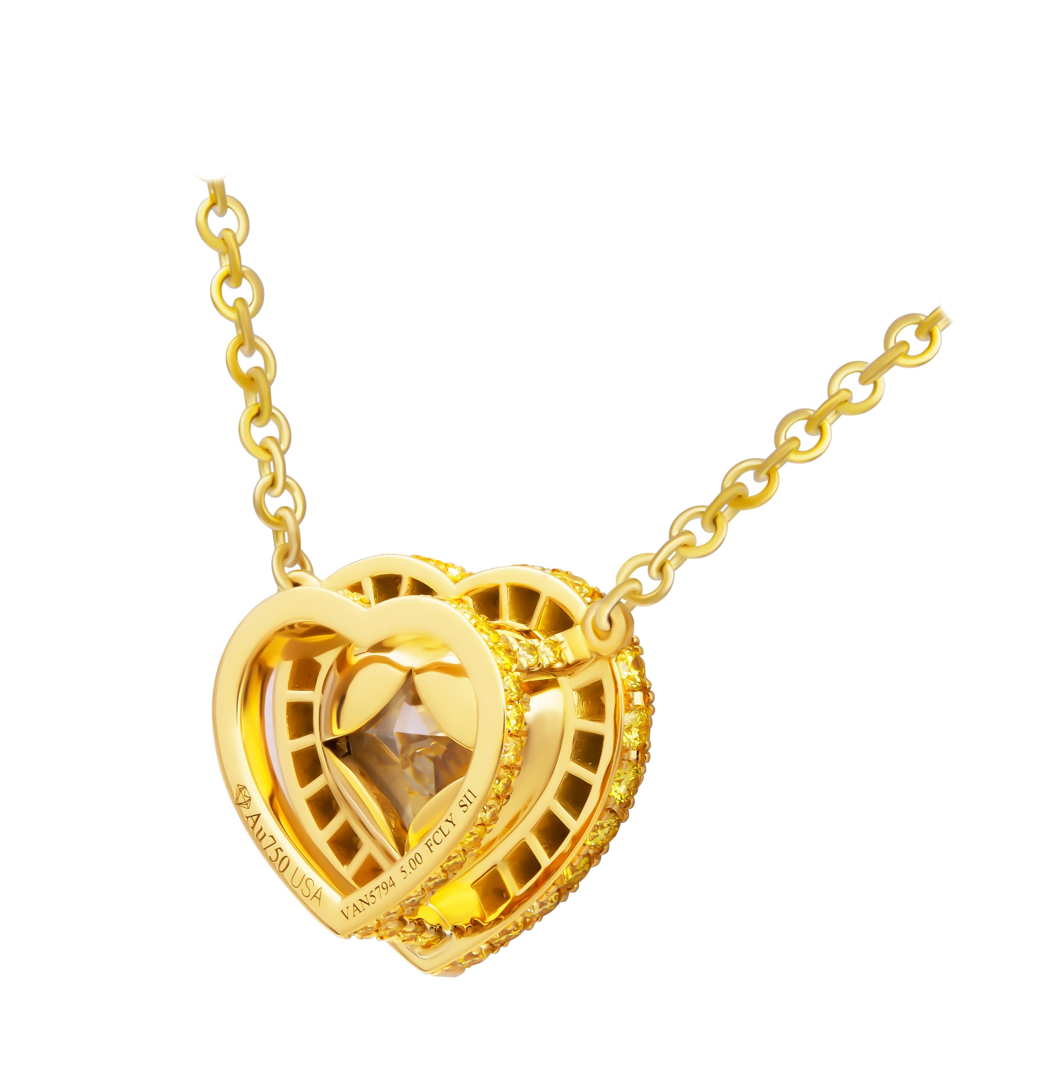 Ciondolo certificato GIA con diamante a forma di cuore giallo chiaro da 5,00 ct.
Ciondolo a forma di cuore in oro giallo 18 carati 
Peso totale in carati del pavé giallo: 0.89ct 
Catena lunga 16 pollici 
La pietra centrale è un diamante a forma di