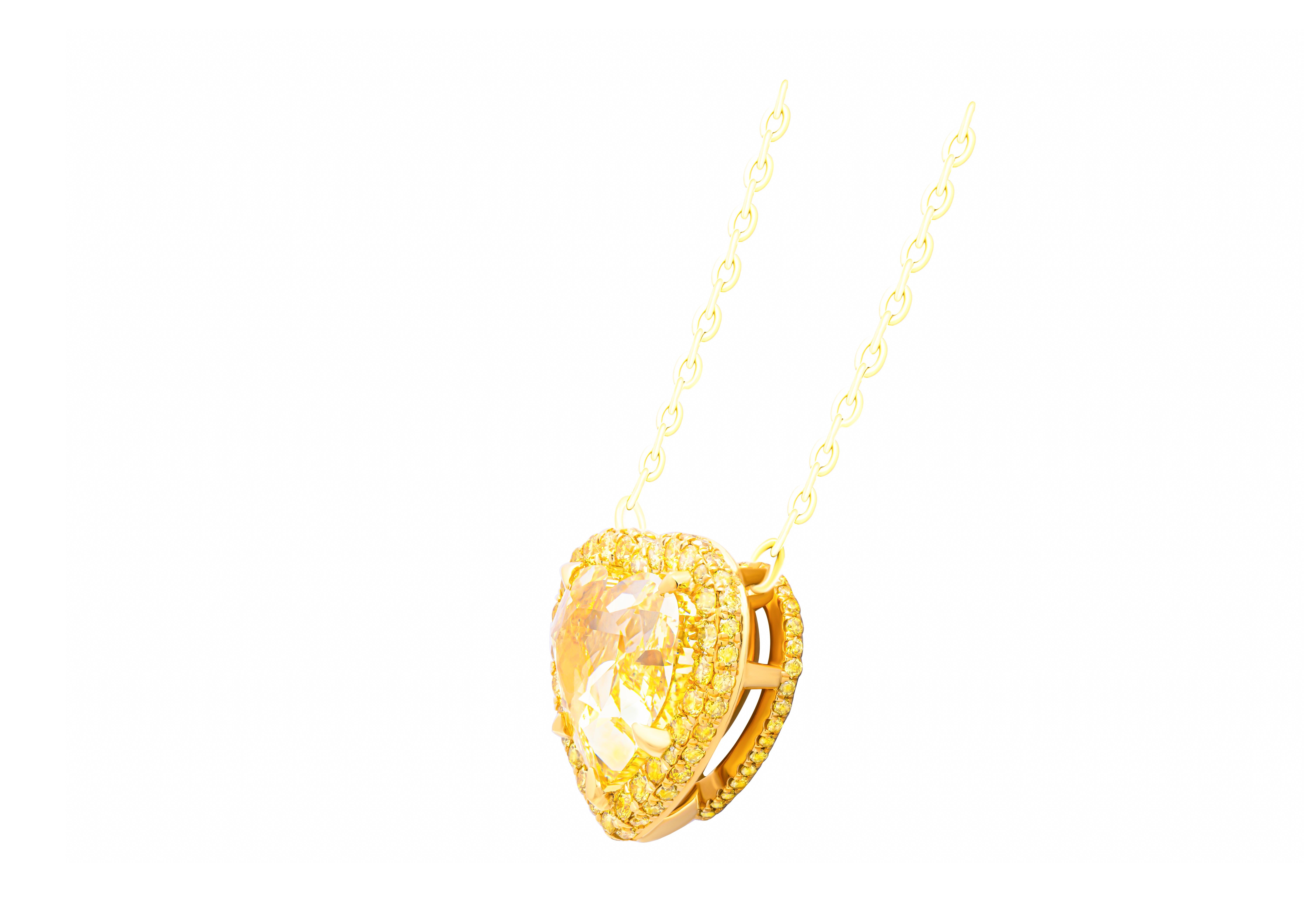 Wir präsentieren unseren exquisiten Anhänger in Herzform aus glänzendem 18 Karat Gelbgold mit einem atemberaubenden Herzstück - einem 6,03 Karat schweren Fancy Intense Yellow Heart Shape Diamanten, der vom GIA mit der Identifikationsnummer