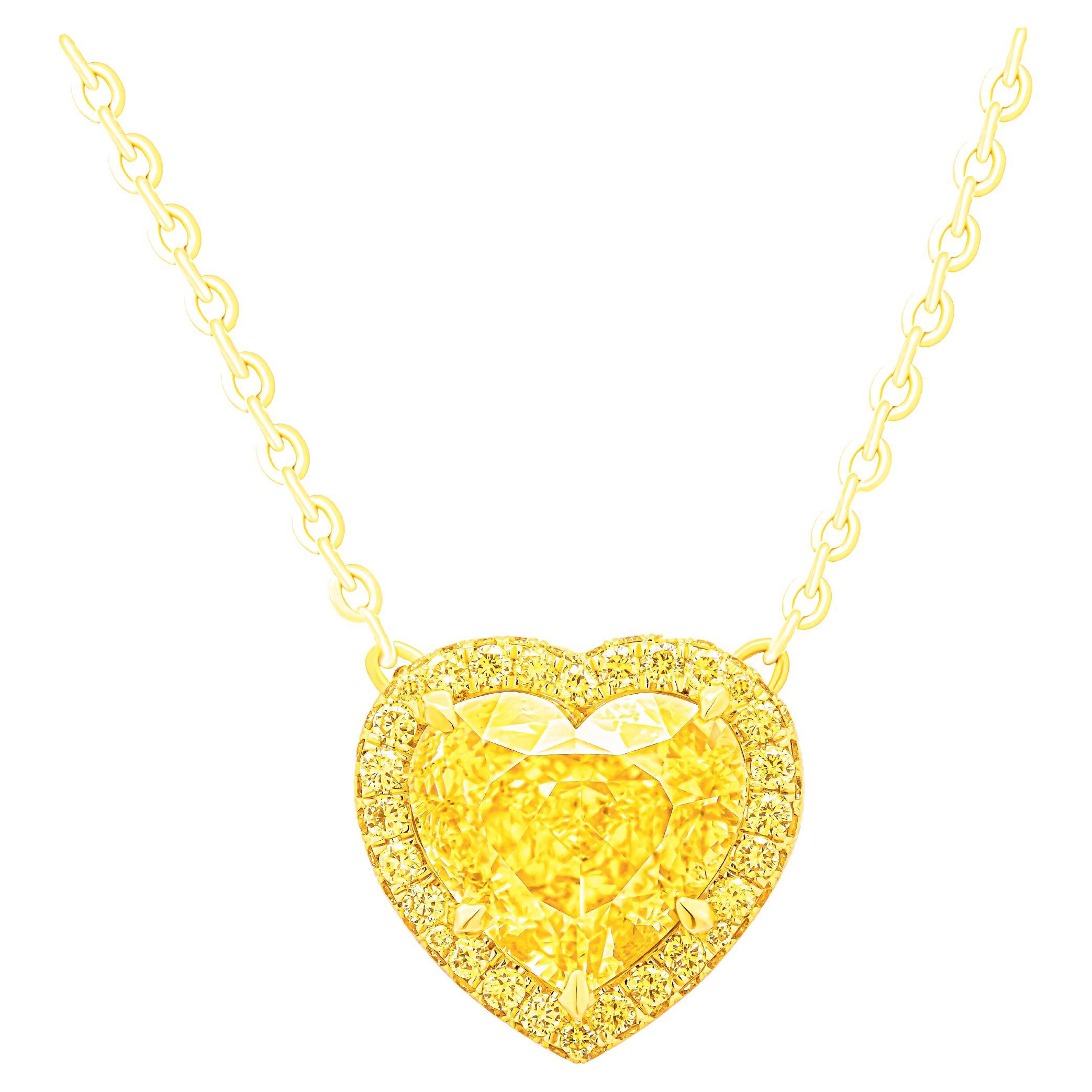 Pendentif certifié GIA avec un diamant jaune intense fantaisie en forme de cœur de 6,03 carats en vente