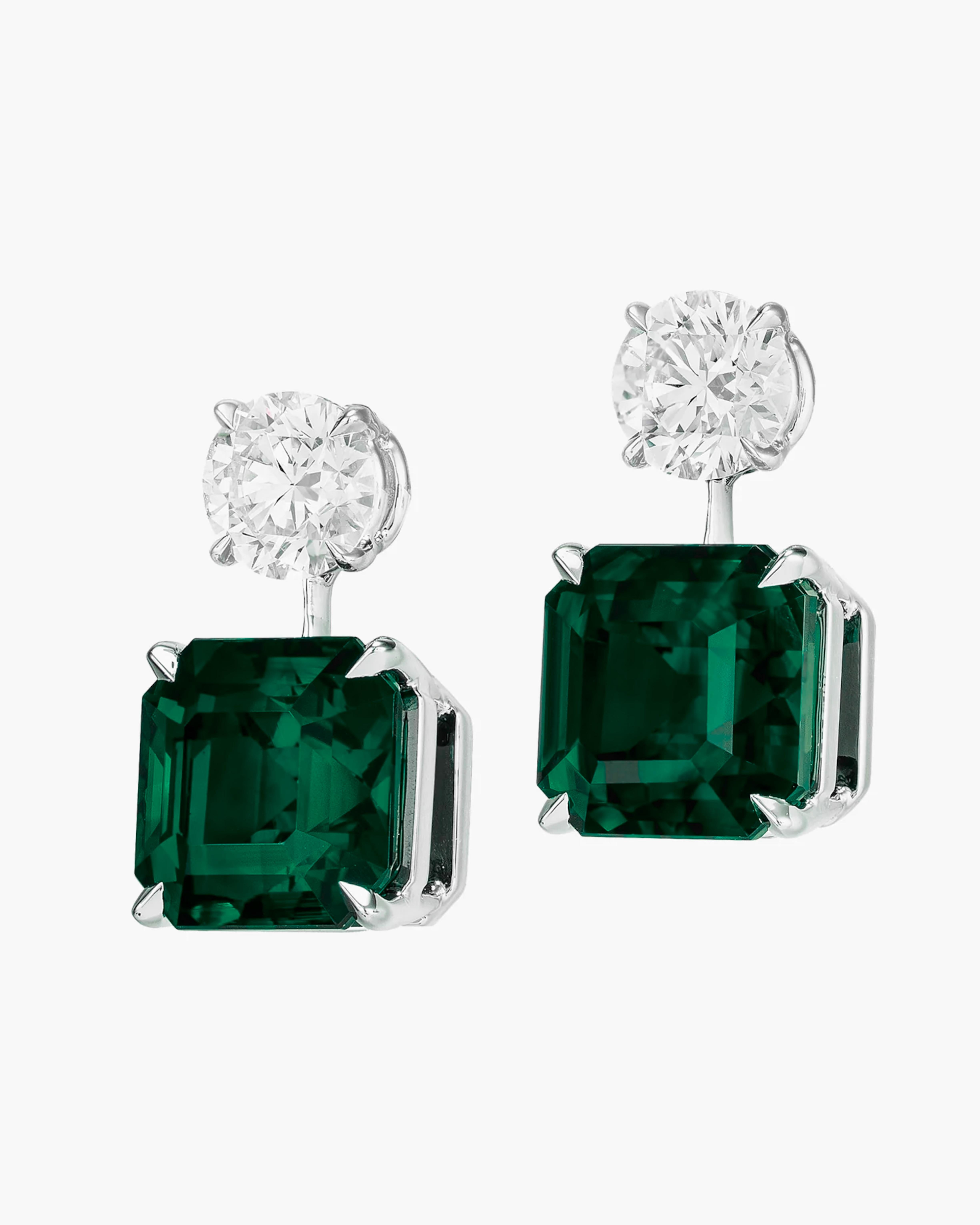 An exquisite pair of emerald and diamond earrings

a perfect match of emeralds certified by GIA as minor oil

2 carats of round brilliant cut diamonds certified by GIA
