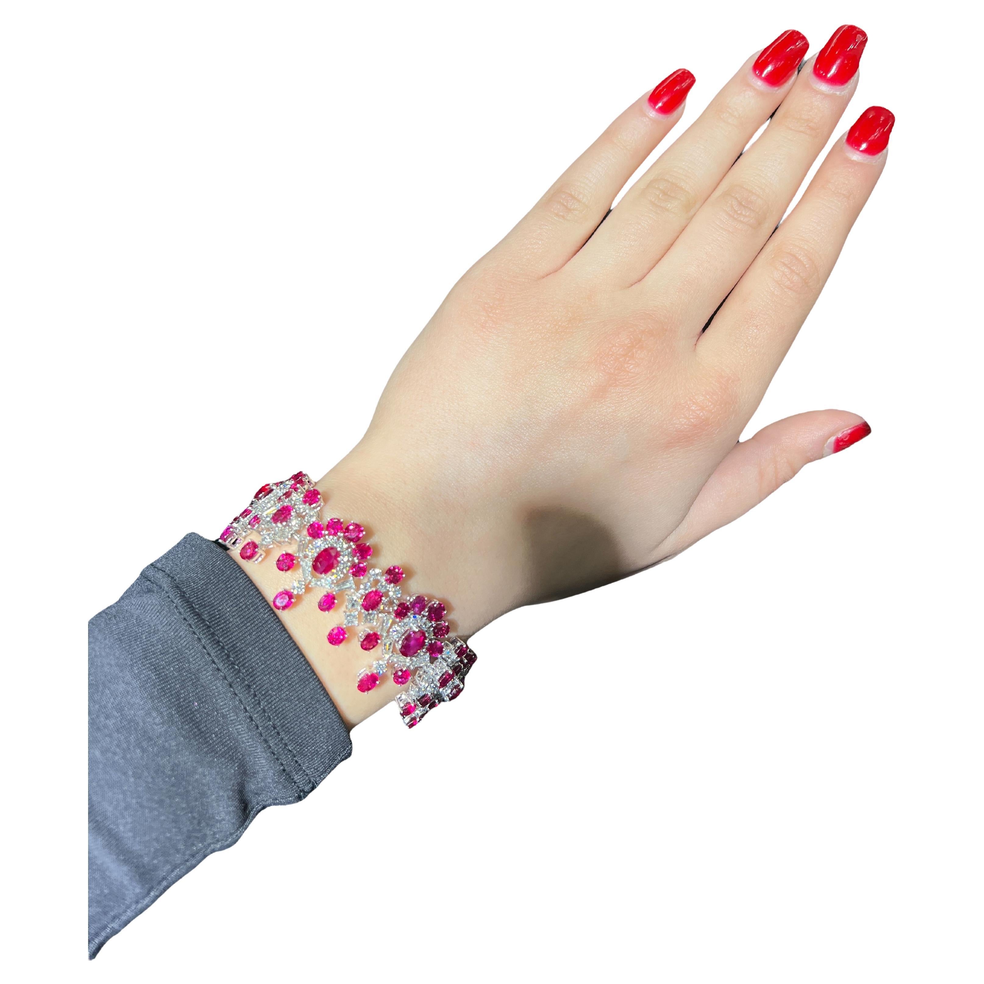 Erleben Sie den Höhepunkt der High Jewellery mit diesem außergewöhnlichen Armband aus Rubinen und Diamanten, ein ultra-luxuriöses Stück, das Sie in seinen Bann ziehen wird. Dieses GIA-zertifizierte Armband mit 84 lebhaften burmesischen Rubinen von
