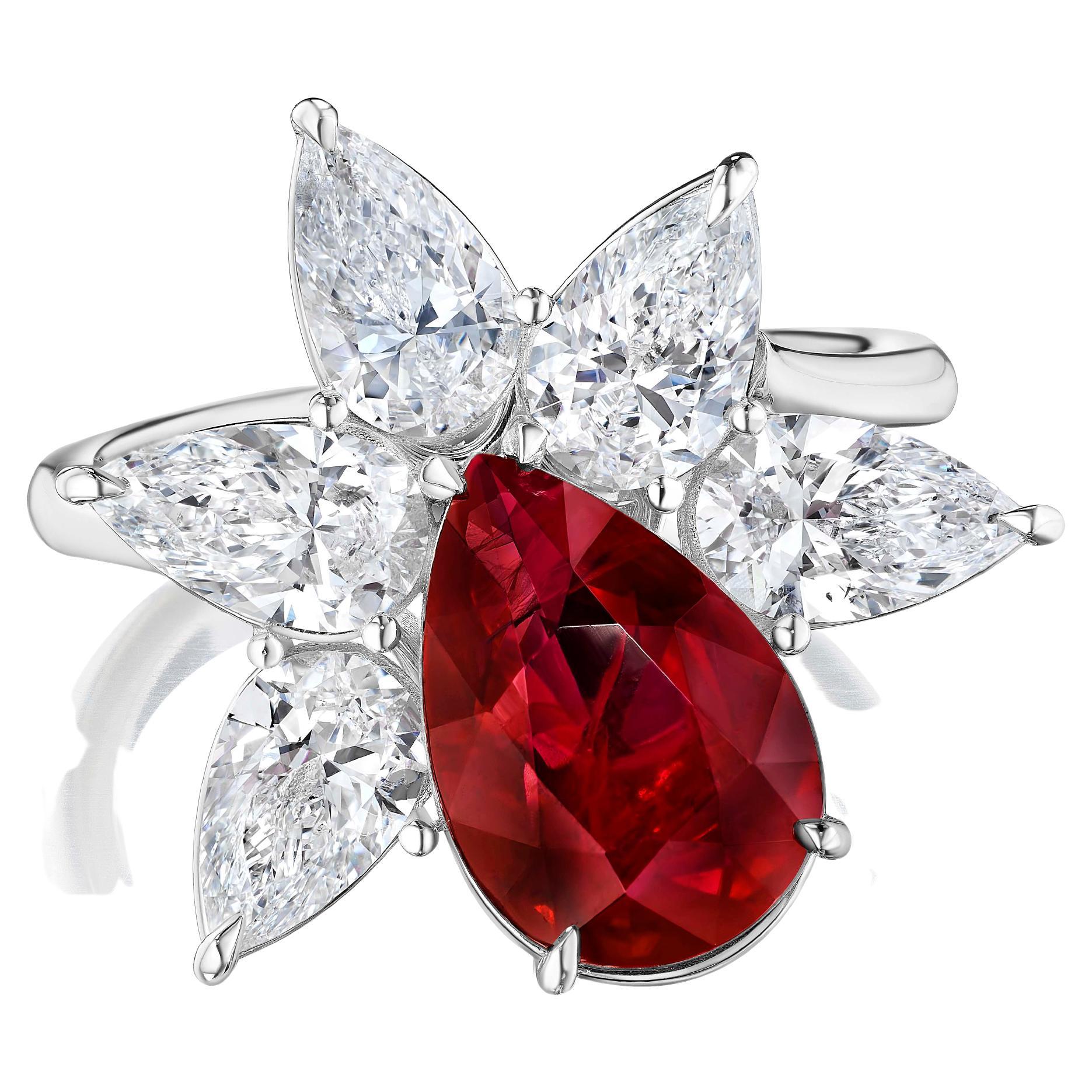 Wunderschöner birnenförmiger Rubin mit einem Gewicht von 4,03 Karat, zertifiziert von GIA als taubenblutfarben. Erhitzt, Burma Ruby.

Die Diamanten wiegen 2,52 Karat. Von GIA als D Farbe VS2-SI1 Reinheit eingestuft.

Wahrlich ein in jeder Hinsicht
