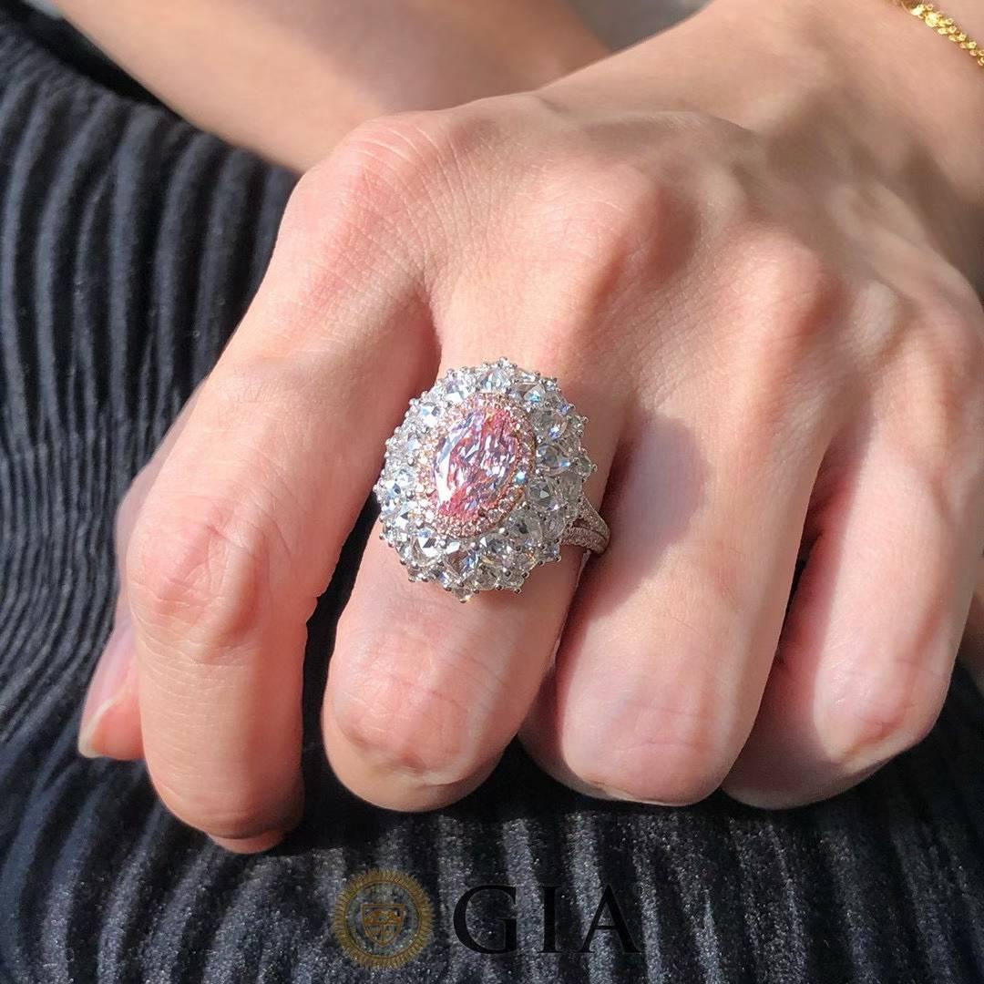 En vente :  Bague de fiançailles cocktail en diamant rose certifié GIA - Eze Jewelry 4