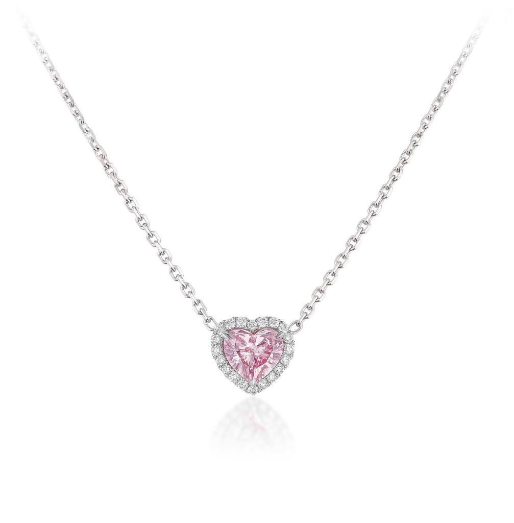 GIA zertifizierte Diamant-Halskette in Herzform  Von ISSAC NUSSBAUM NEW YORK.
Wunderschöner intensiv violett-rosa herzförmiger Diamant!
Diamanten in dieser Farbe sind selten, herzförmige Diamanten in dieser Farbe sind äußerst selten.
Die