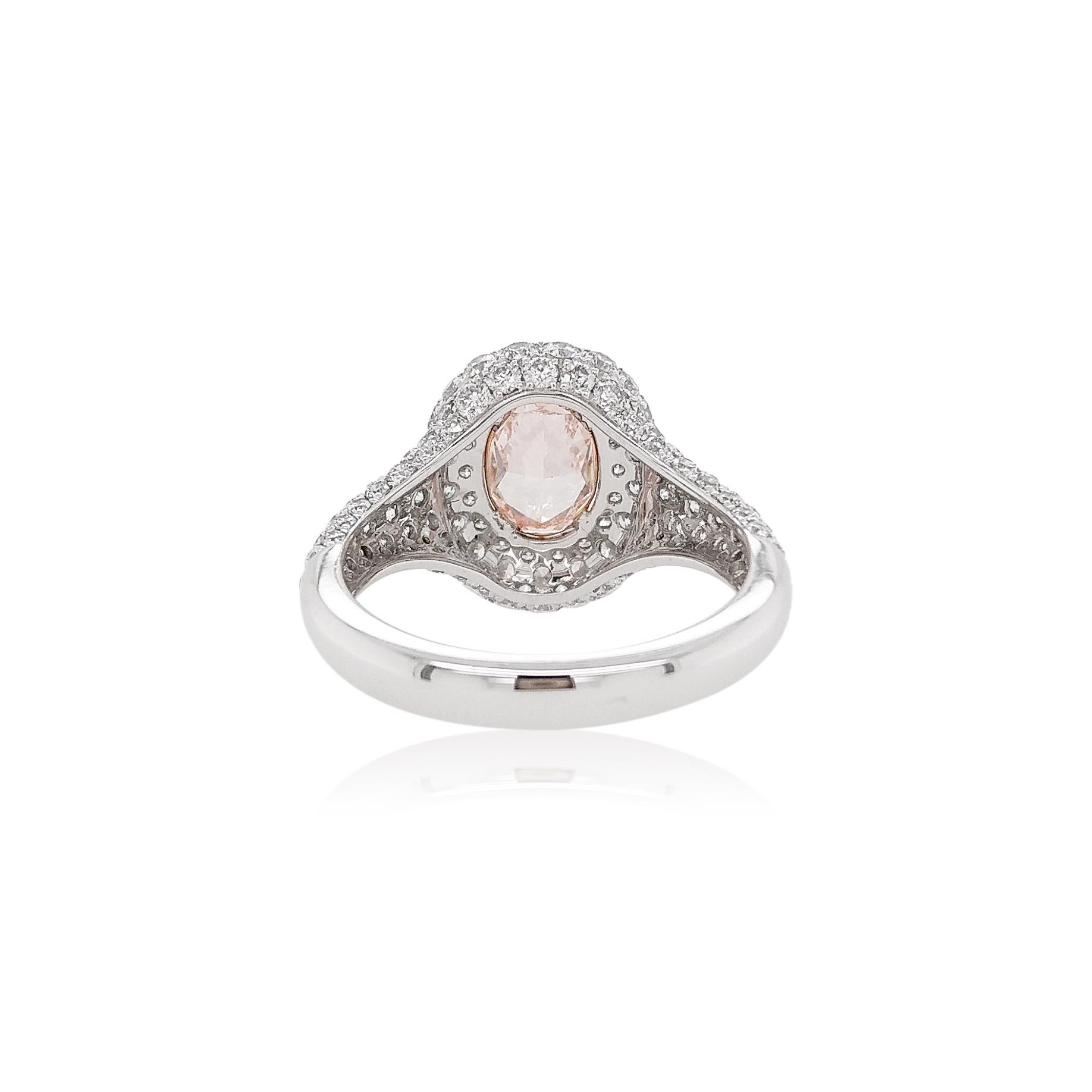 Cette bague complexe présente un spectaculaire diamant rose serti parmi des diamants blancs scintillants. Unique et frappant, chaque diamant est totalement unique, ce type de bague exceptionnelle ajoutera une touche de grand glamour à n'importe quel