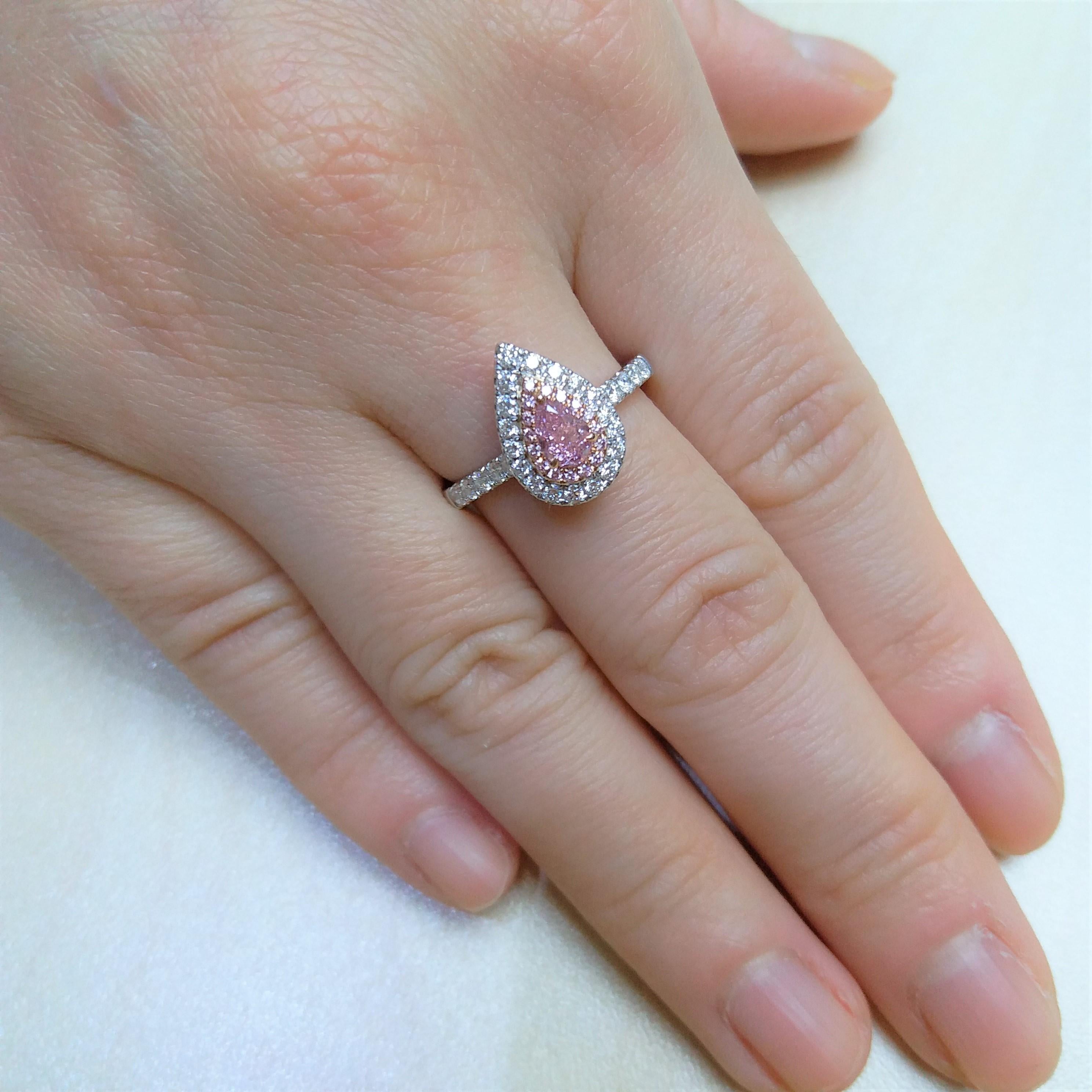 Bague en or 18 carats certifiée GIA, diamant rose en forme de poire et diamant blanc Neuf - En vente à Hong Kong, HK