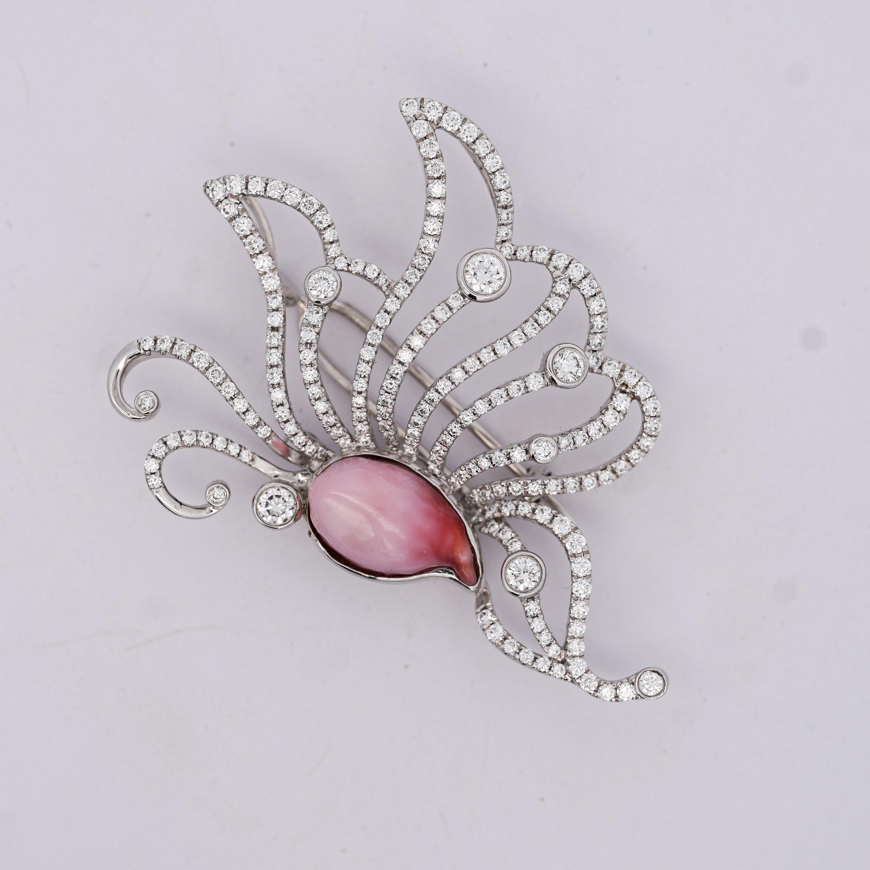Taille brillant Broche en platine certifiée GIA, perle de conque rose naturelle et diamant en vente