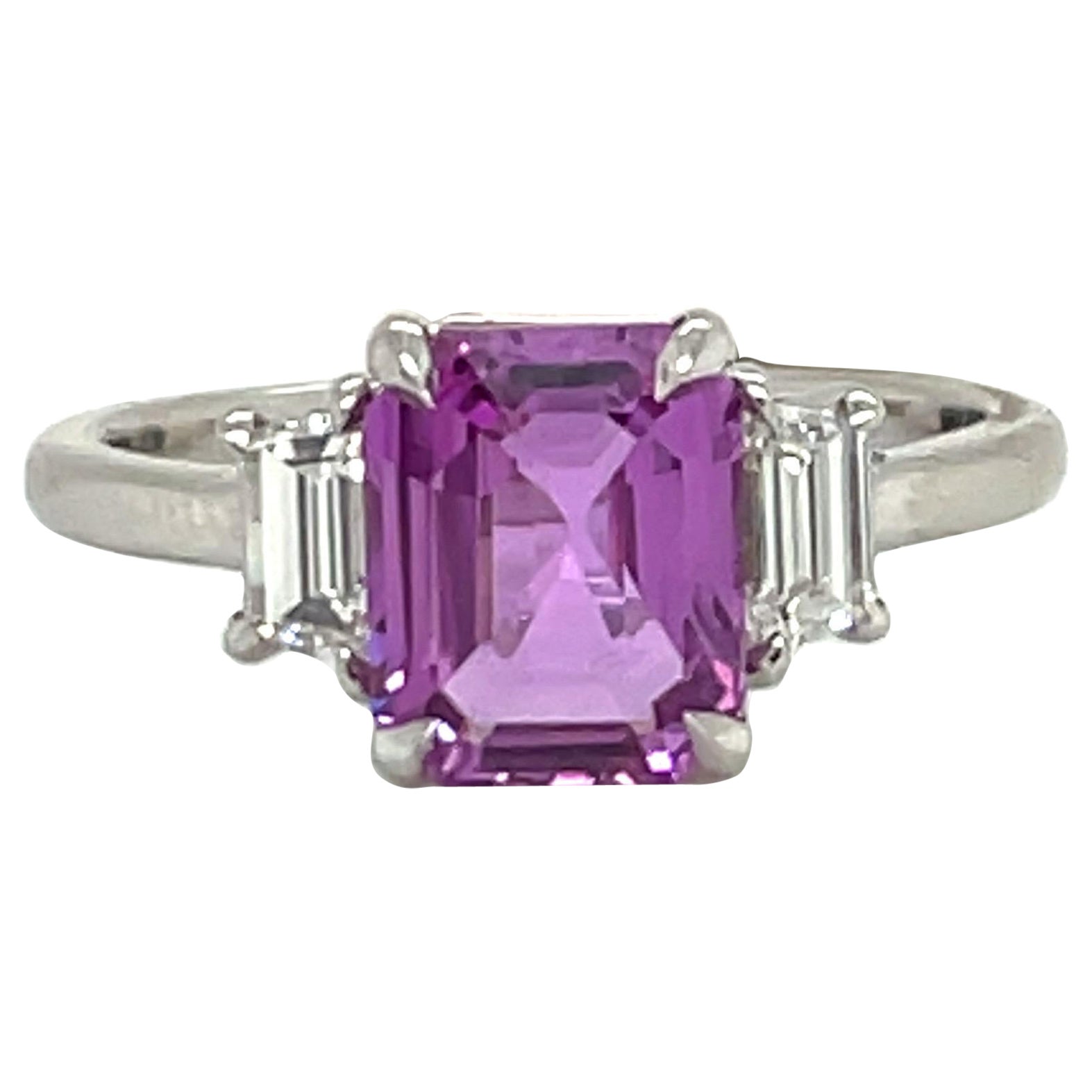 Platinring mit GIA-zertifiziertem rosa Saphir und 3 Steinen und Diamant 2,16 Karat, unbehandelt