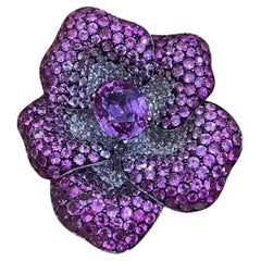 Broche fleur en or blanc 18 carats avec saphir rose et diamants certifiés GIA