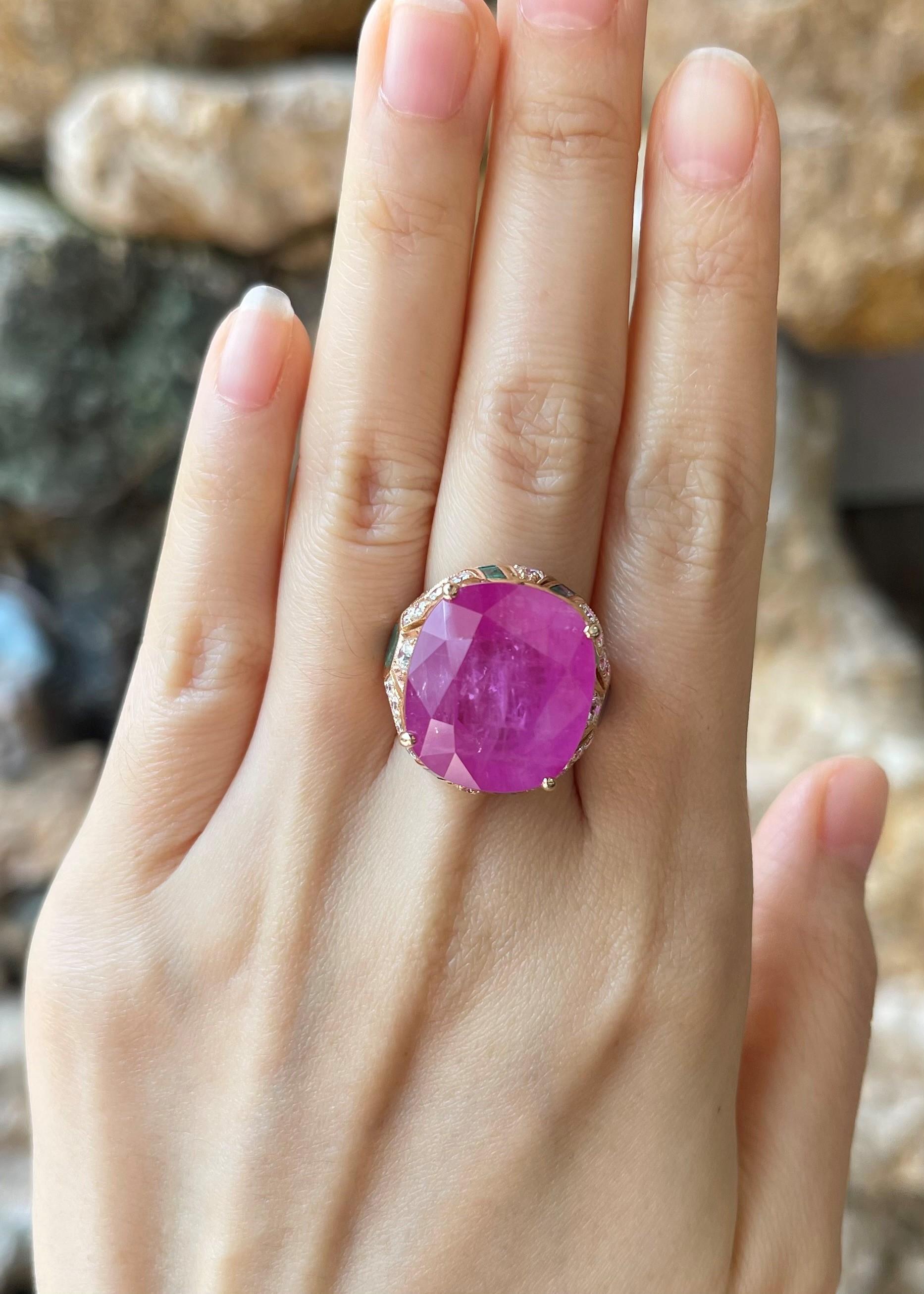 Bague en or rose 18 carats certifiée GIA : saphir rose 34,73 carats, émeraude 2,20 carats et diamant 2,02 carats

Largeur :  1.7 cm 
Longueur : 1.9 cm
Taille de l'anneau : 54
Poids total : 19,83 grammes

