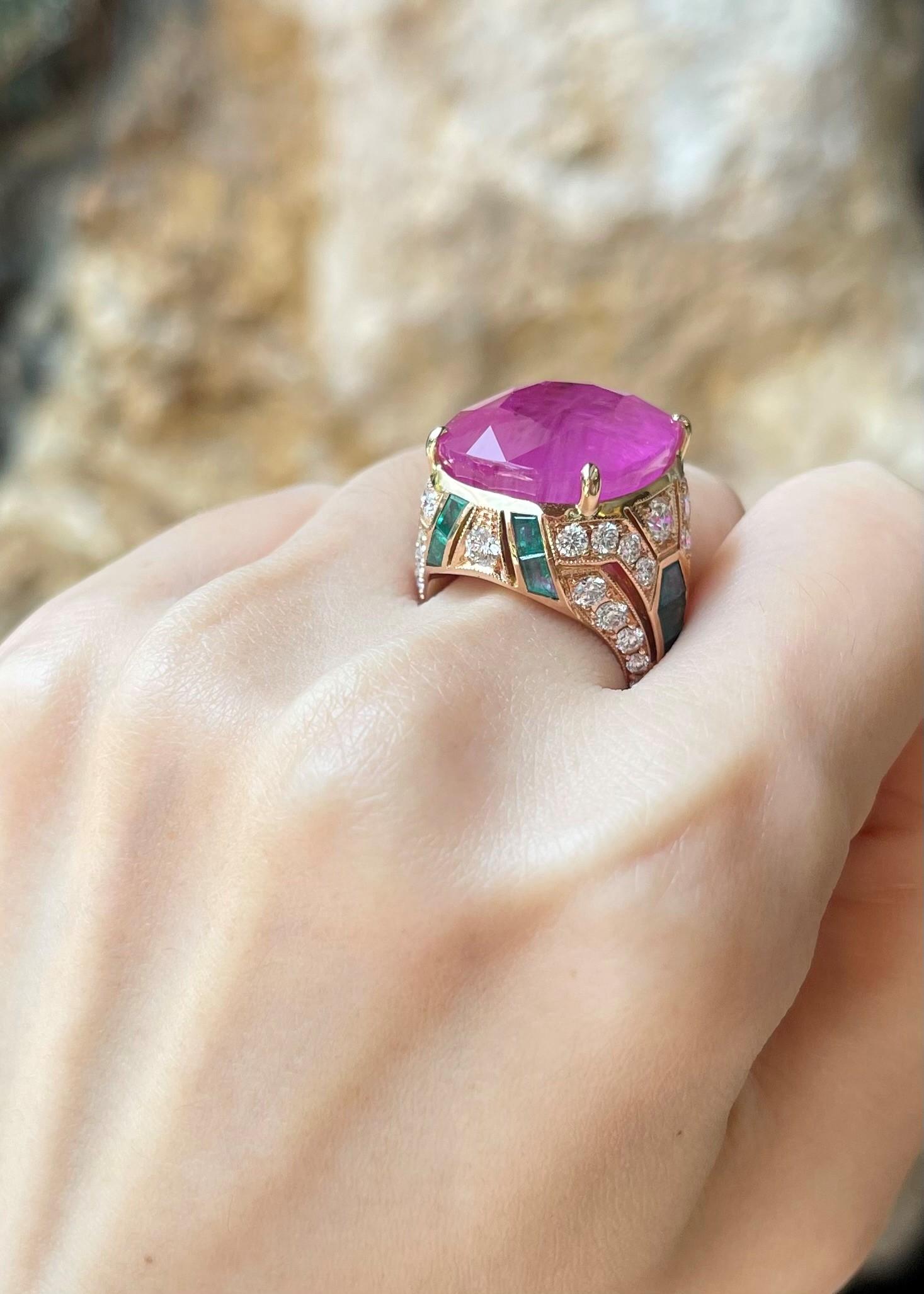 Contemporain Bague en or rose 18 carats certifiée GIA et ornée de saphirs roses, d'émeraudes et de diamants en vente