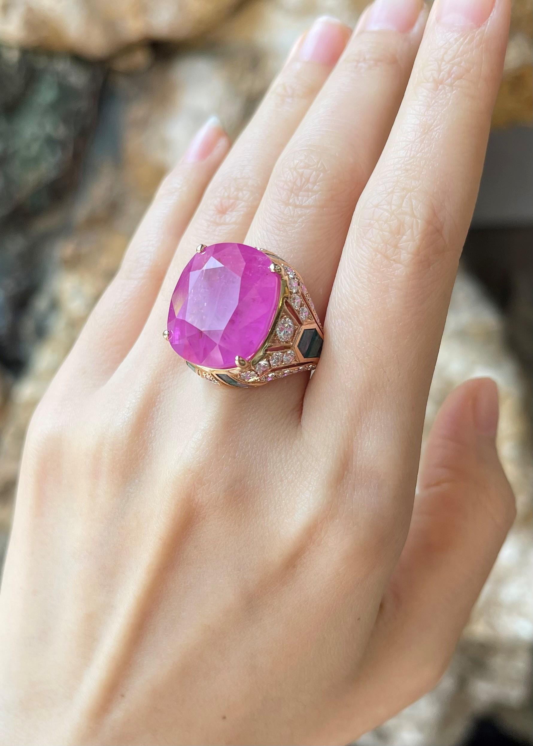 Taille mixte Bague en or rose 18 carats certifiée GIA et ornée de saphirs roses, d'émeraudes et de diamants en vente