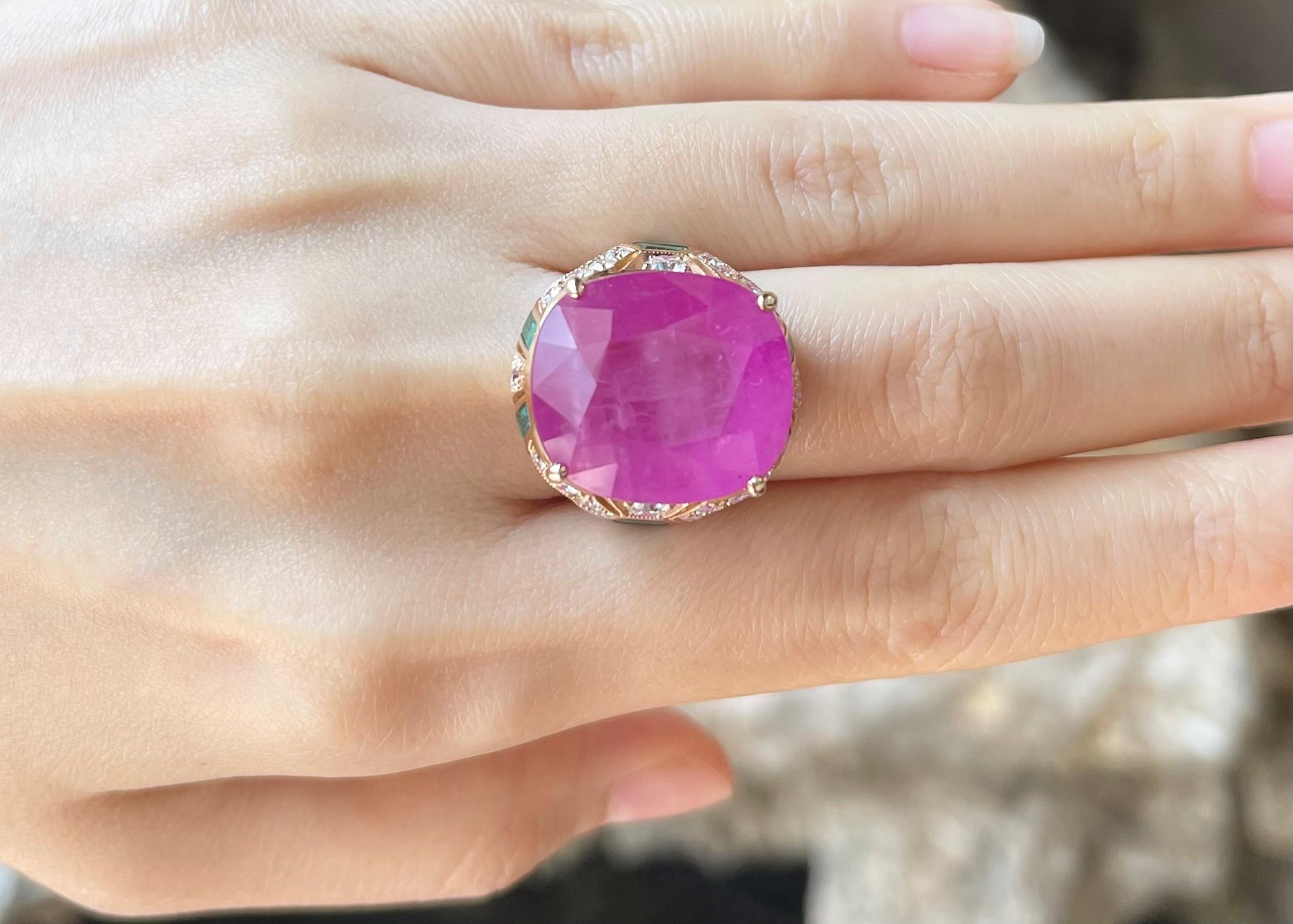 Bague en or rose 18 carats certifiée GIA et ornée de saphirs roses, d'émeraudes et de diamants Neuf - En vente à Bangkok, TH