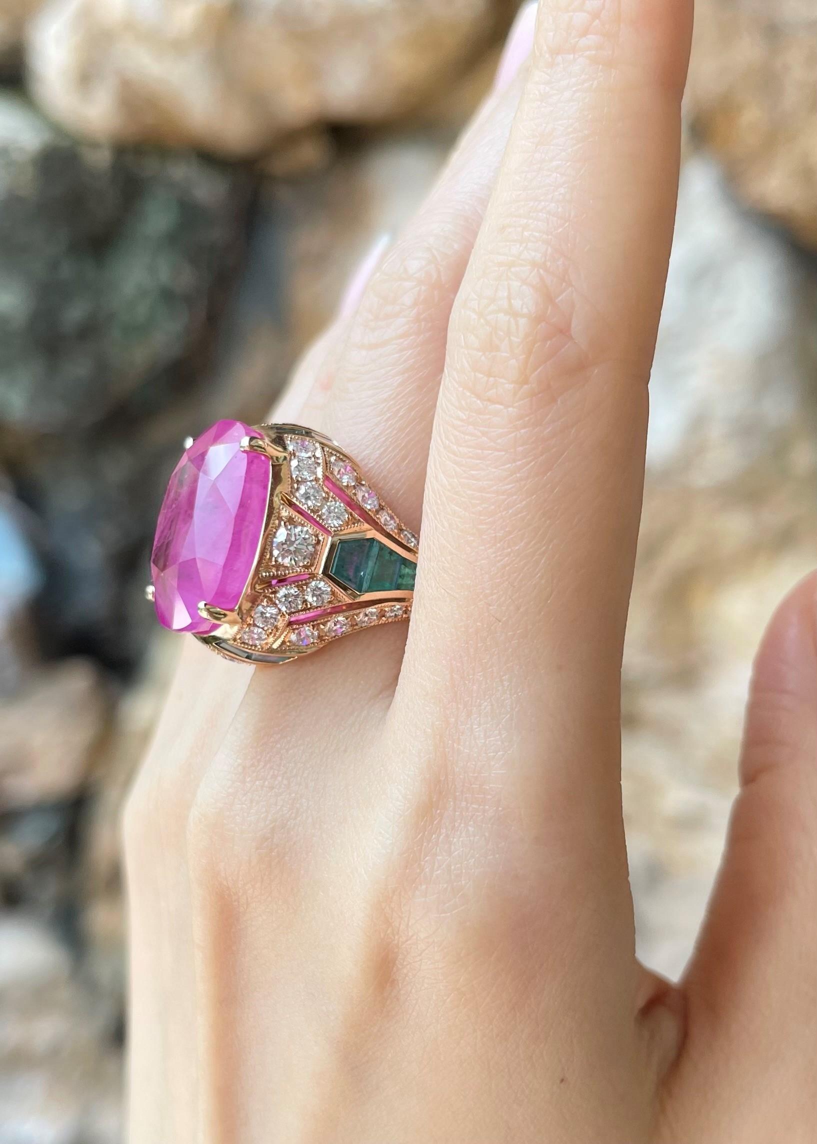 Bague en or rose 18 carats certifiée GIA et ornée de saphirs roses, d'émeraudes et de diamants Pour femmes en vente