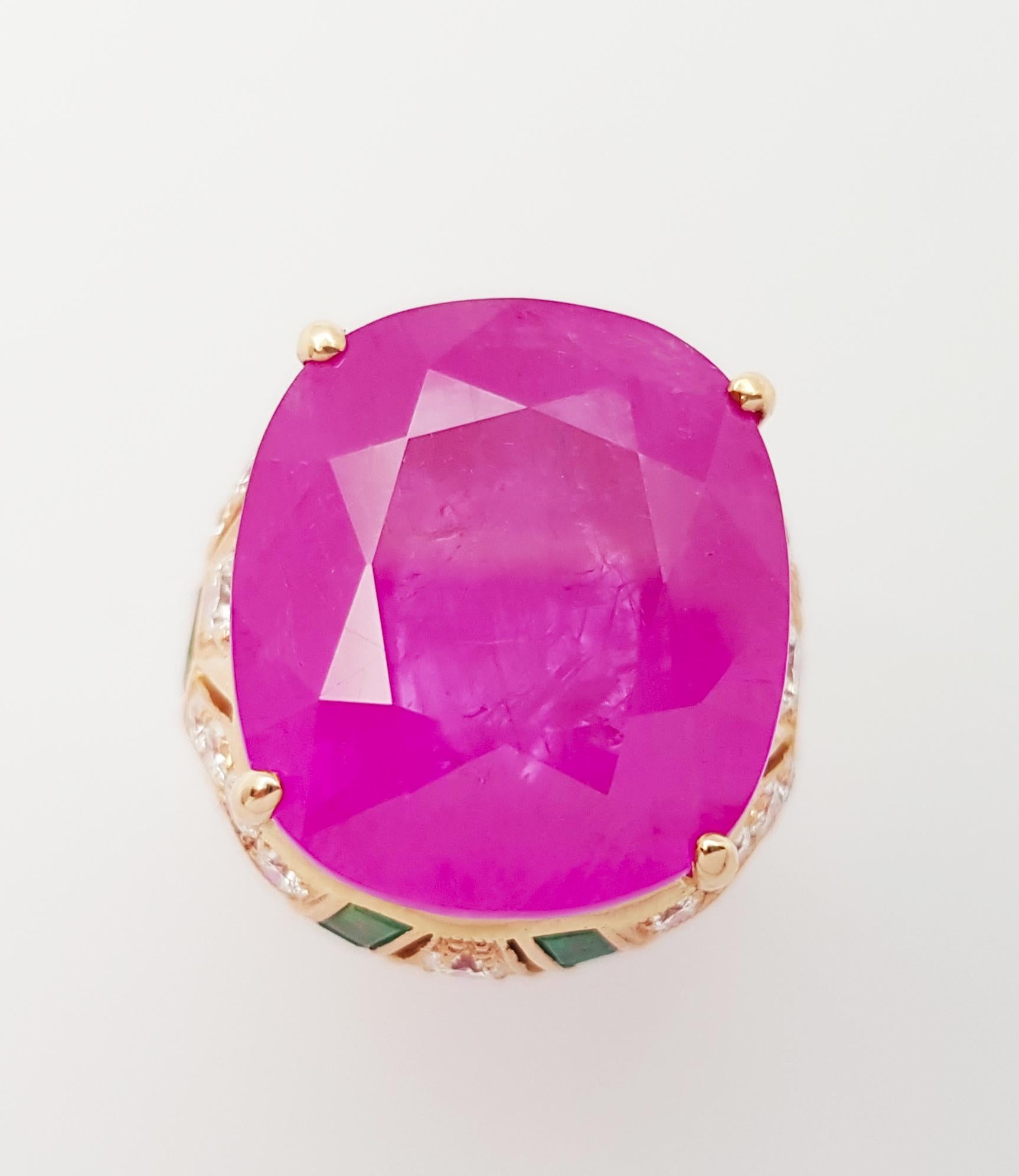 Bague en or rose 18 carats certifiée GIA et ornée de saphirs roses, d'émeraudes et de diamants en vente 1