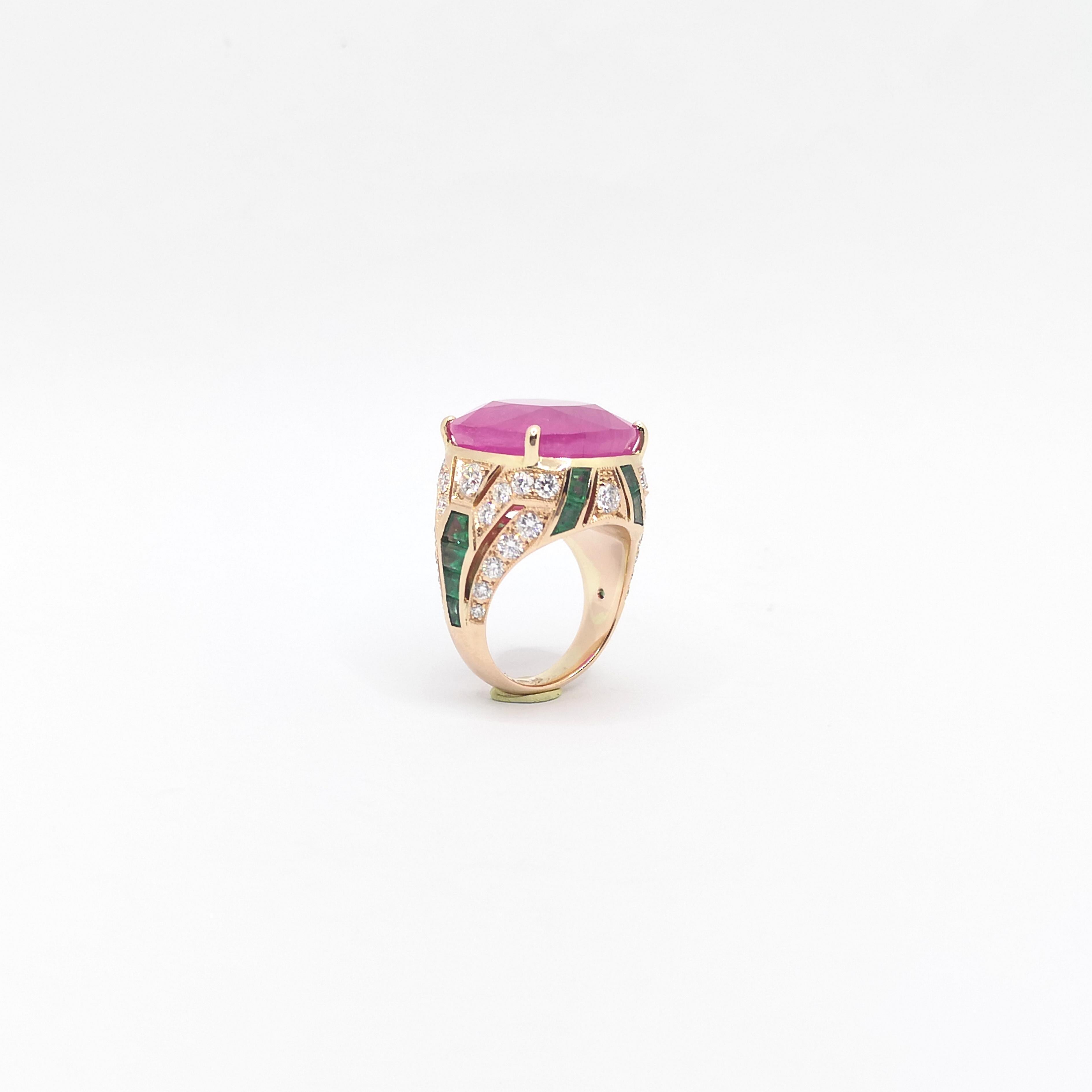 Bague en or rose 18 carats certifiée GIA et ornée de saphirs roses, d'émeraudes et de diamants en vente 3
