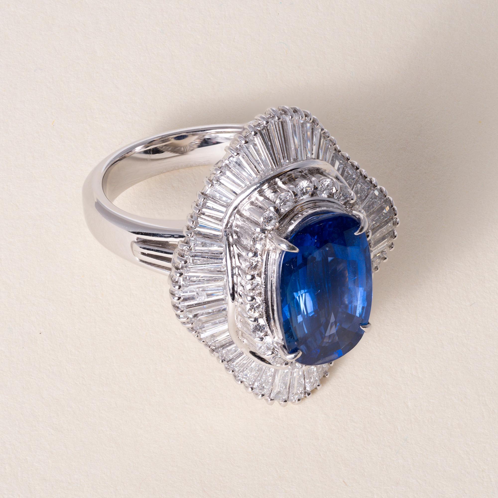 Bague Ballerine en saphir et diamant en platine, 4,19 carats, certifiée par le GIA, vers les années 1970

Expression stupéfiante du glamour des années 1970, cette bague ballerine vintage met en valeur un saphir bleu ovale de 4,19 carats, entouré